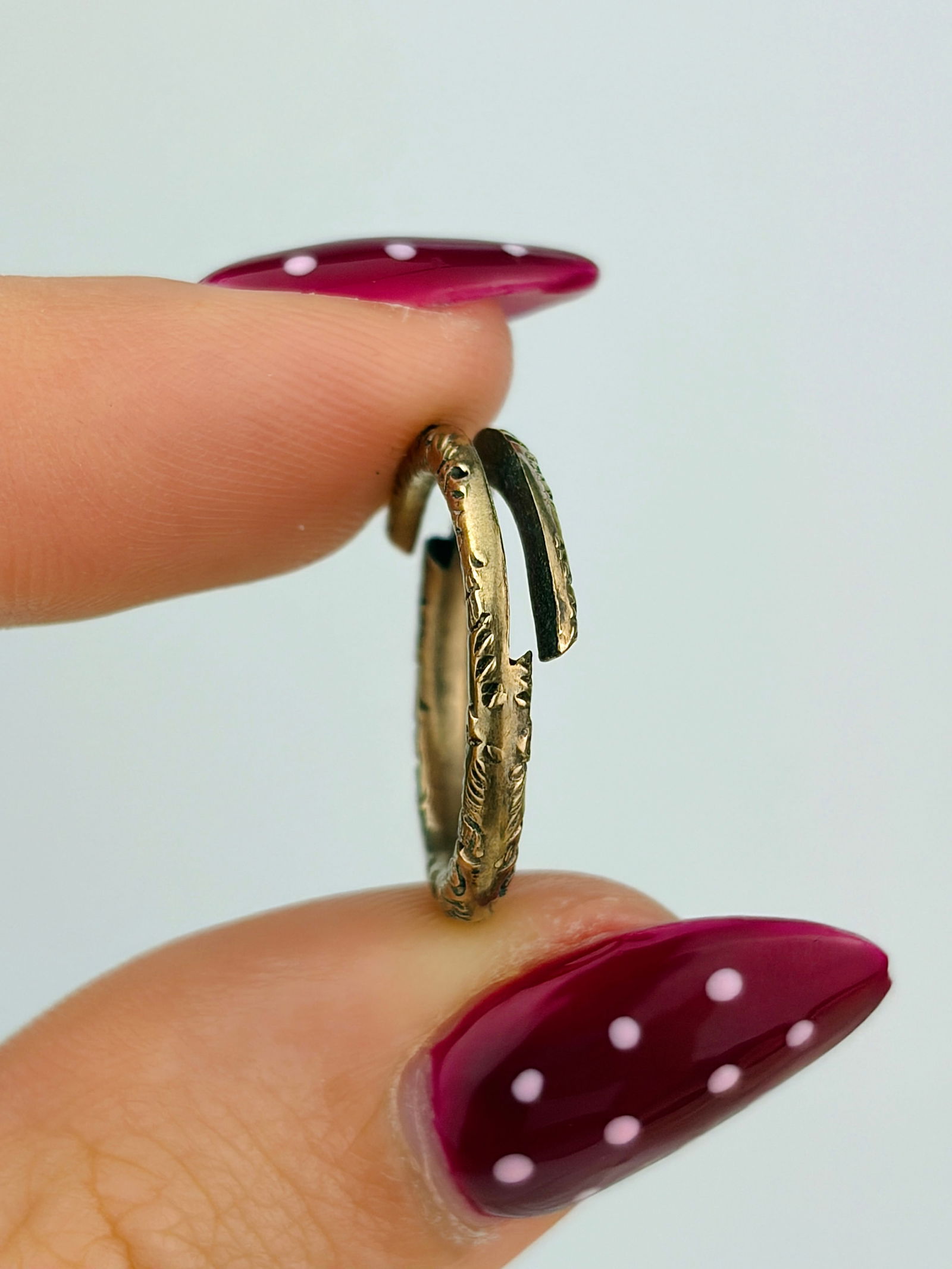 antique 9ct gold carved split ring - 2