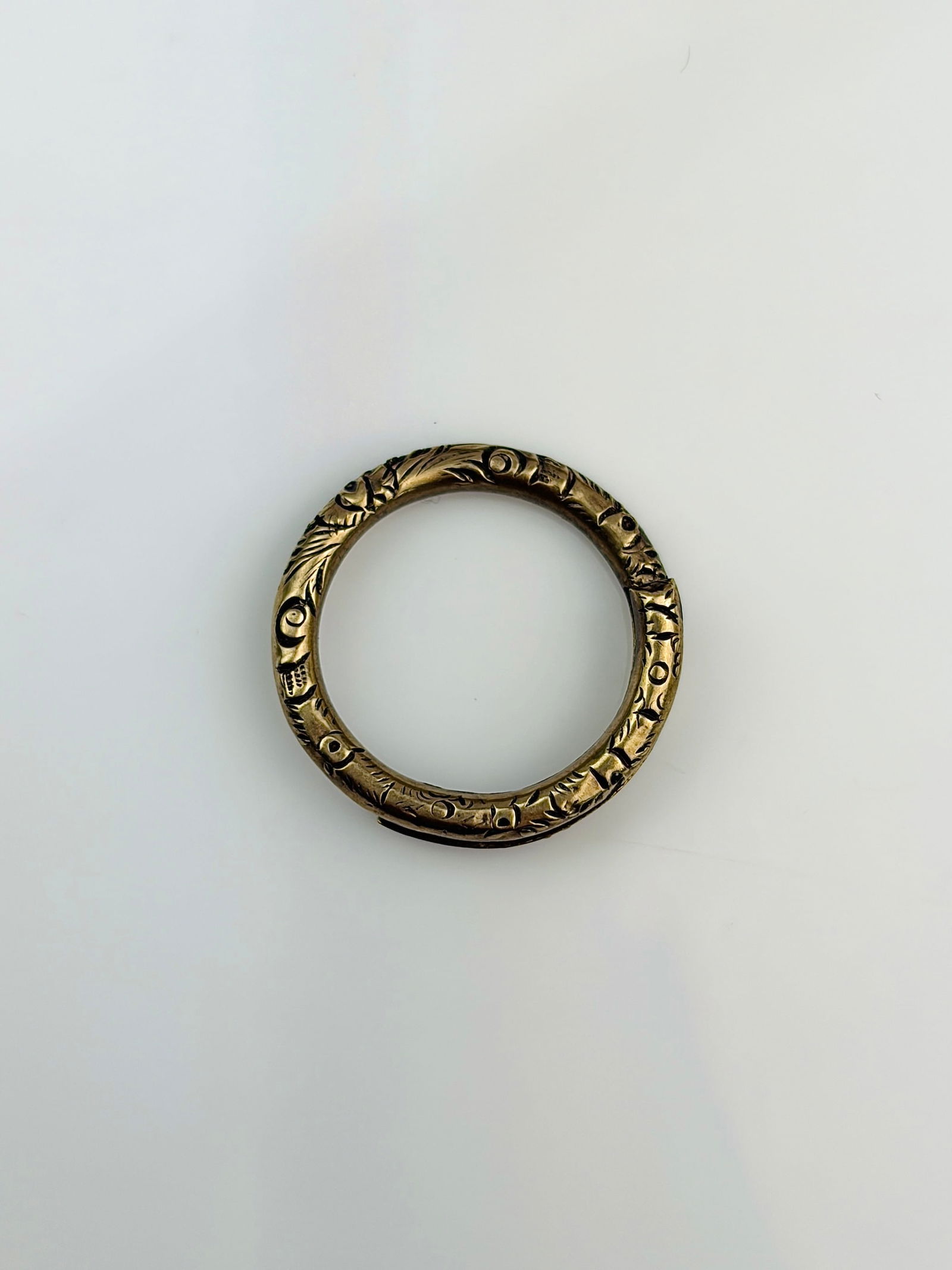 antique 9ct gold carved split ring - 4