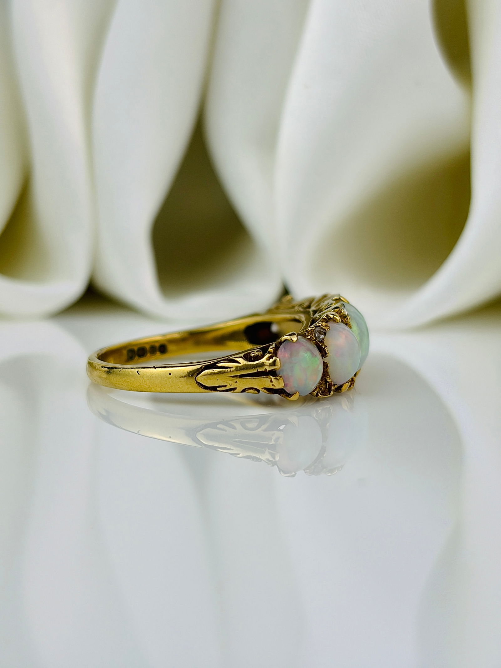 Vintage Opal and 18 Carat Gold Five-Stone Ring - 2