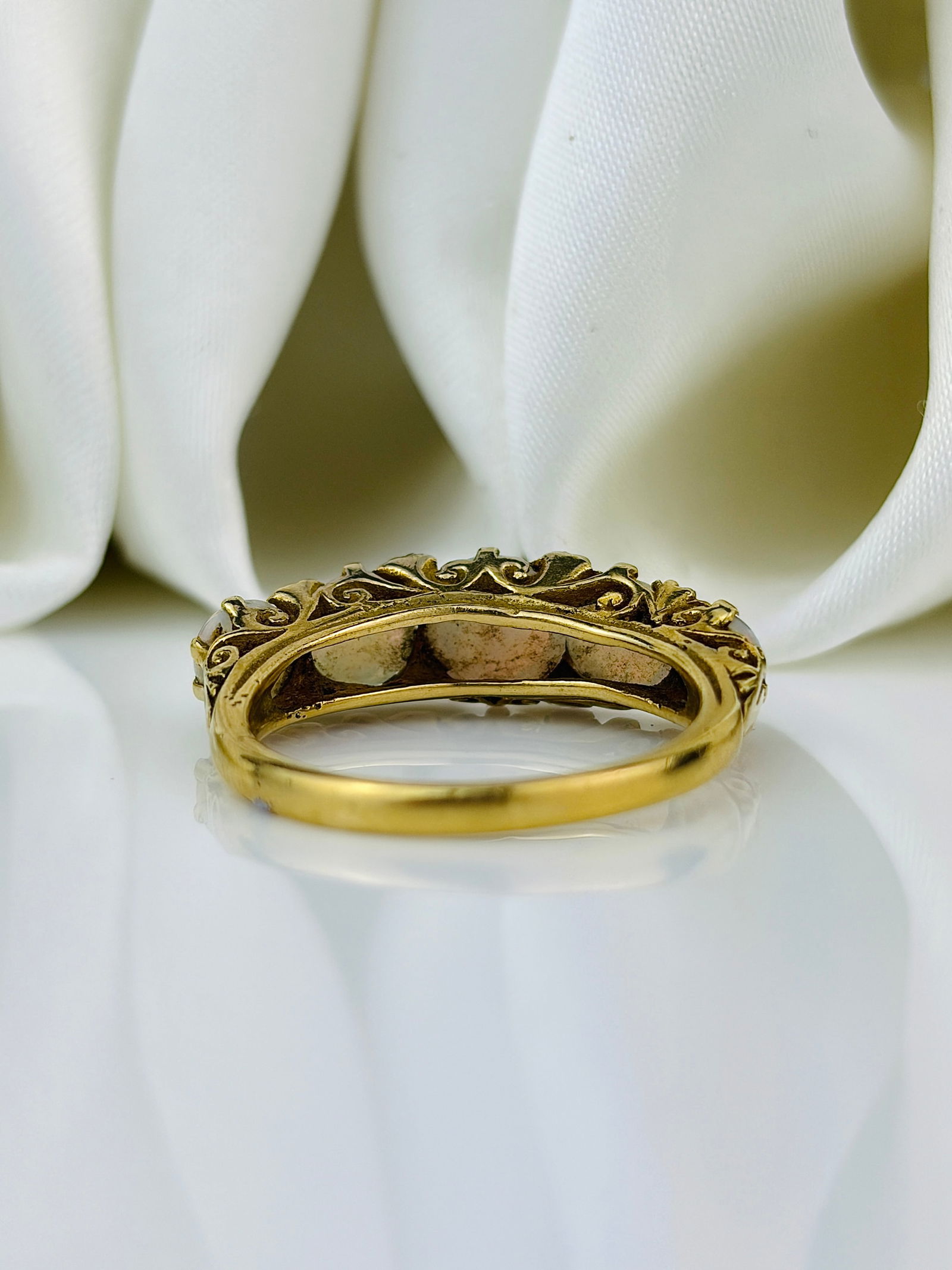 Vintage Opal and 18 Carat Gold Five-Stone Ring - 3