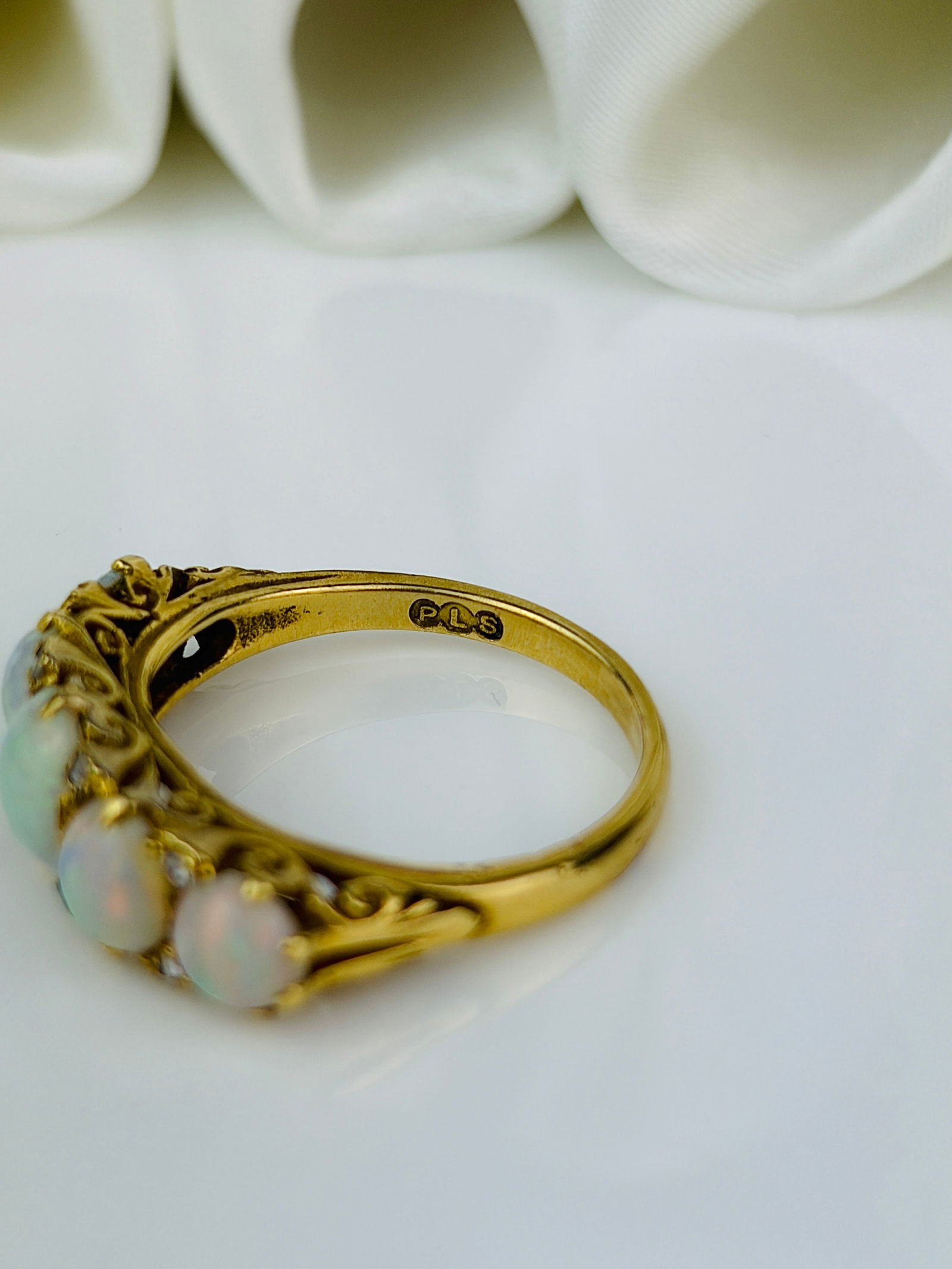 Vintage Opal and 18 Carat Gold Five-Stone Ring - 5