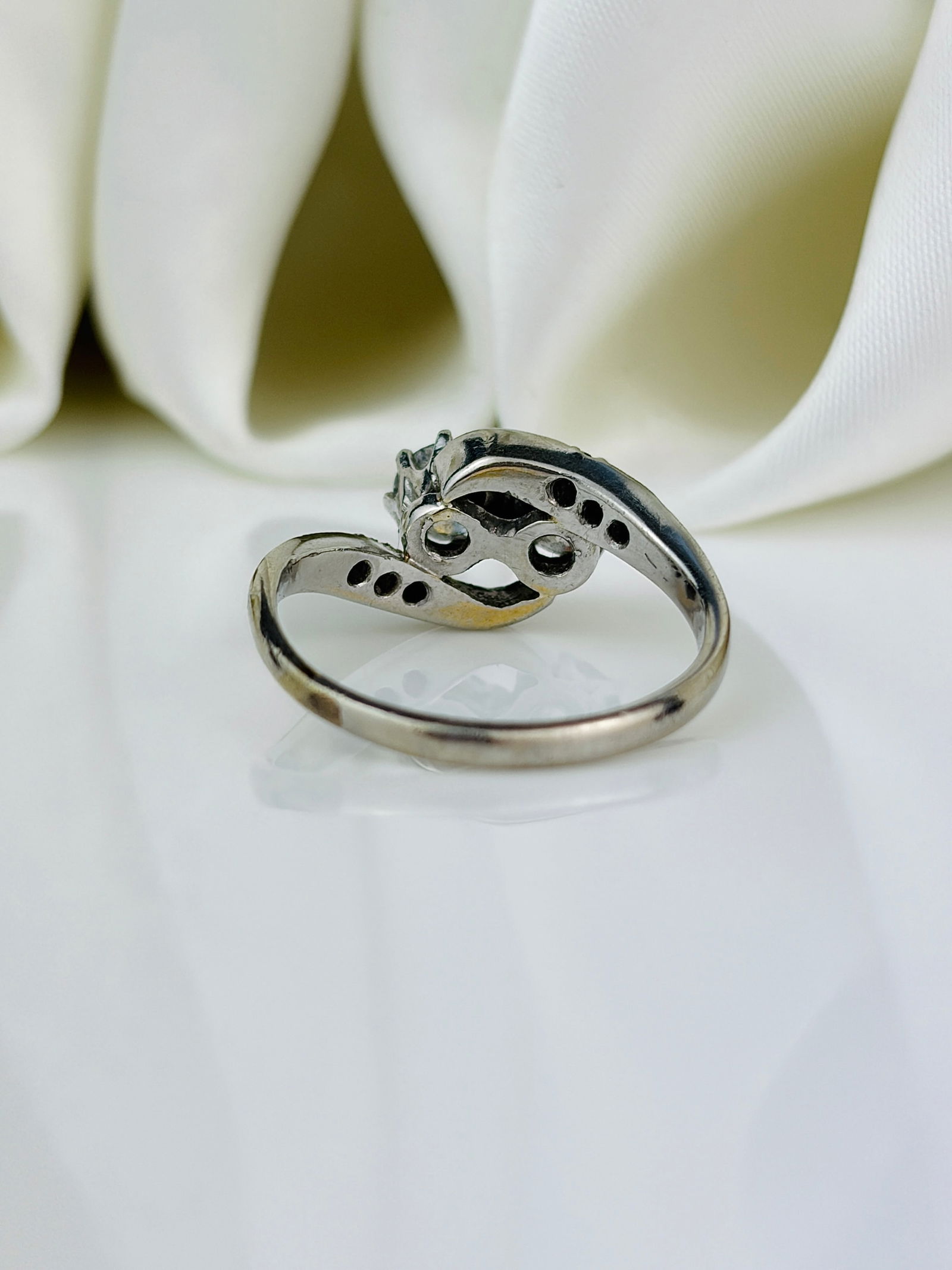 Vintage Diamond 18 Carat White Gold Crossover Moi et Toi Ring - 3