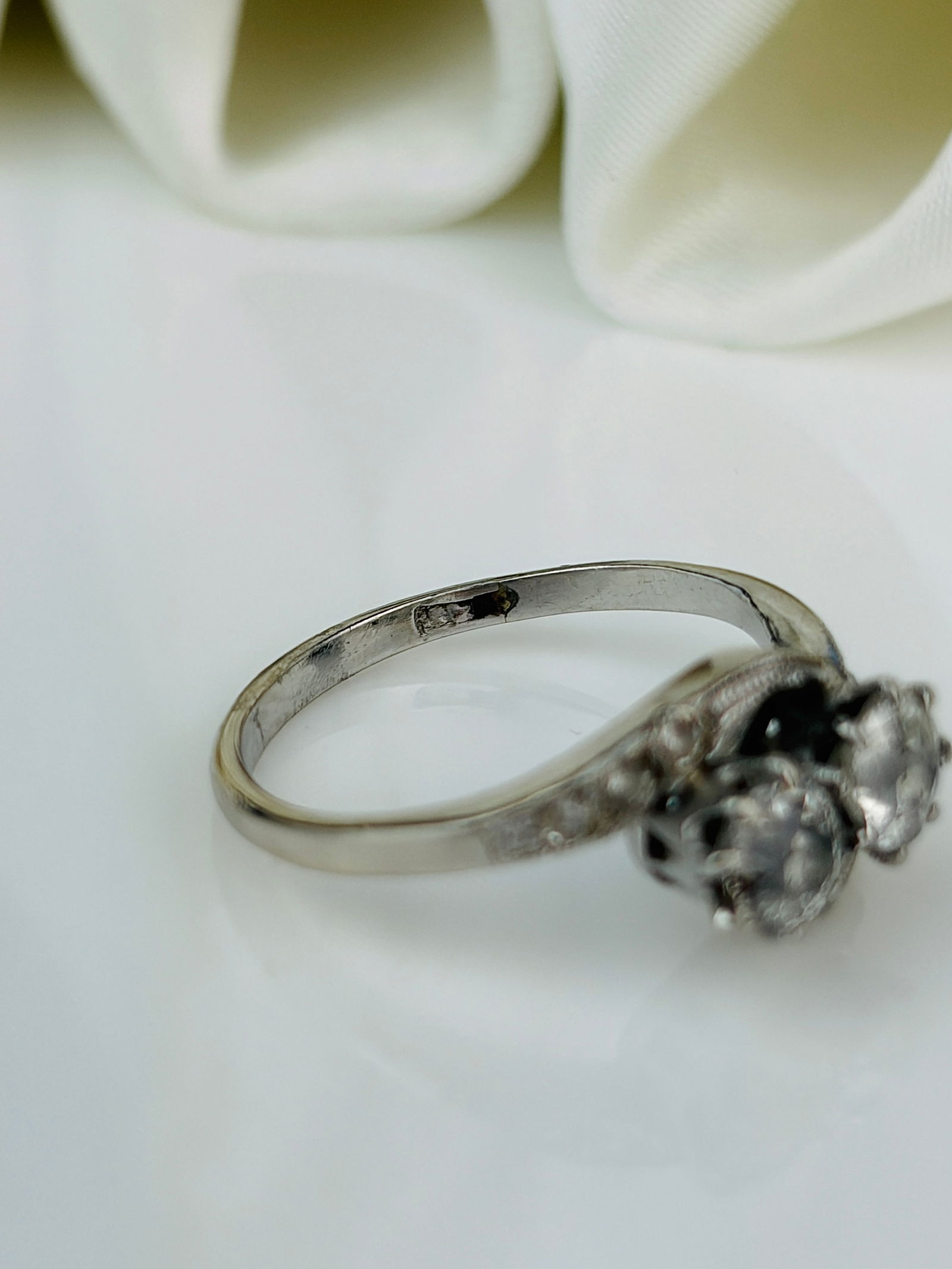 Vintage Diamond 18 Carat White Gold Crossover Moi et Toi Ring - 4