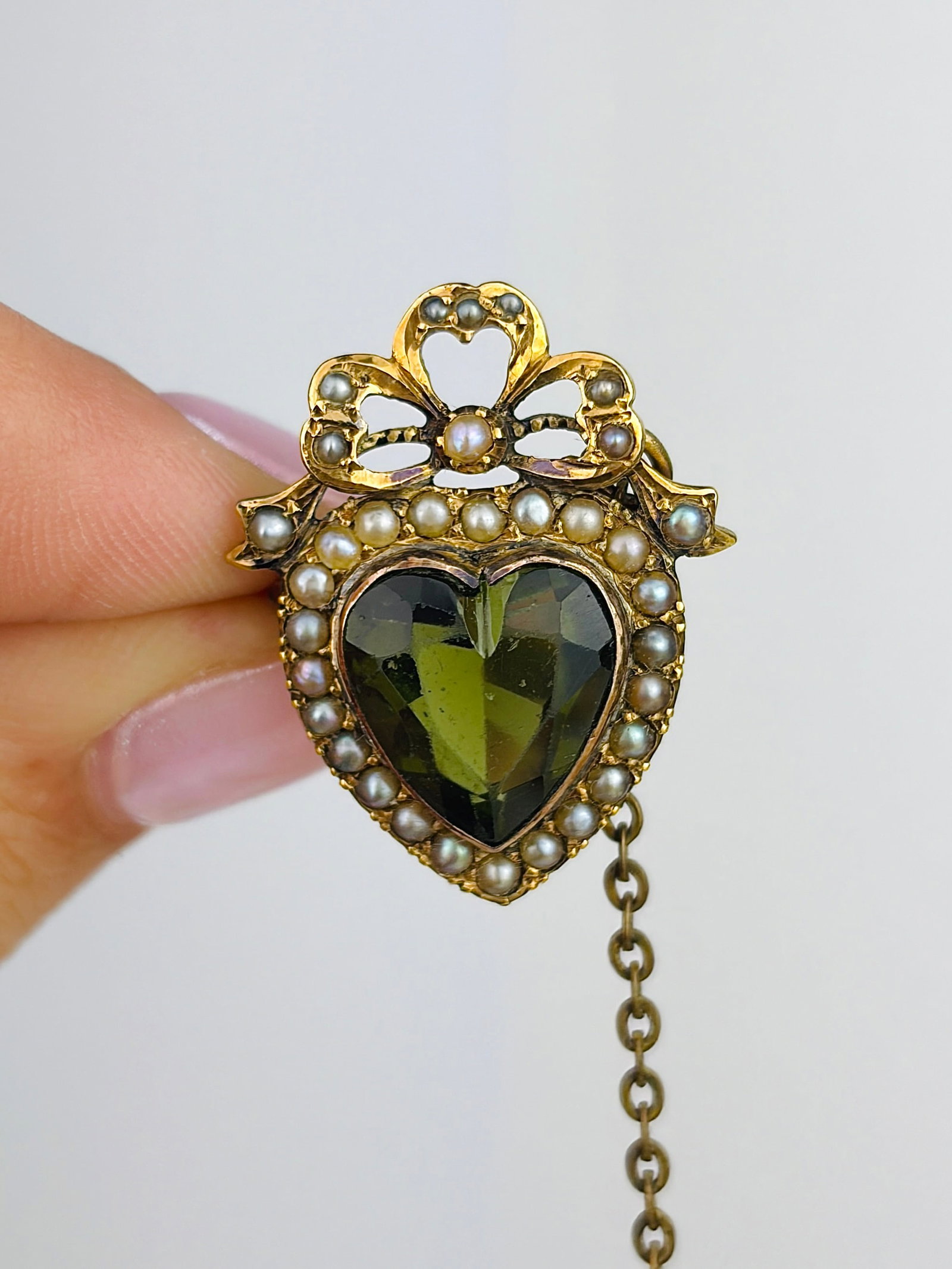 Edwardian 9ct Gold Green Paste and Pearl Heart Brooch: Edwardian 9ct Gold Green Paste and Pearl Heart Brooch A superb antique Edwardian heart brooch! Weight: 4.68g Size: 35x20mm Materials: 9ct gold Hallmarks: None