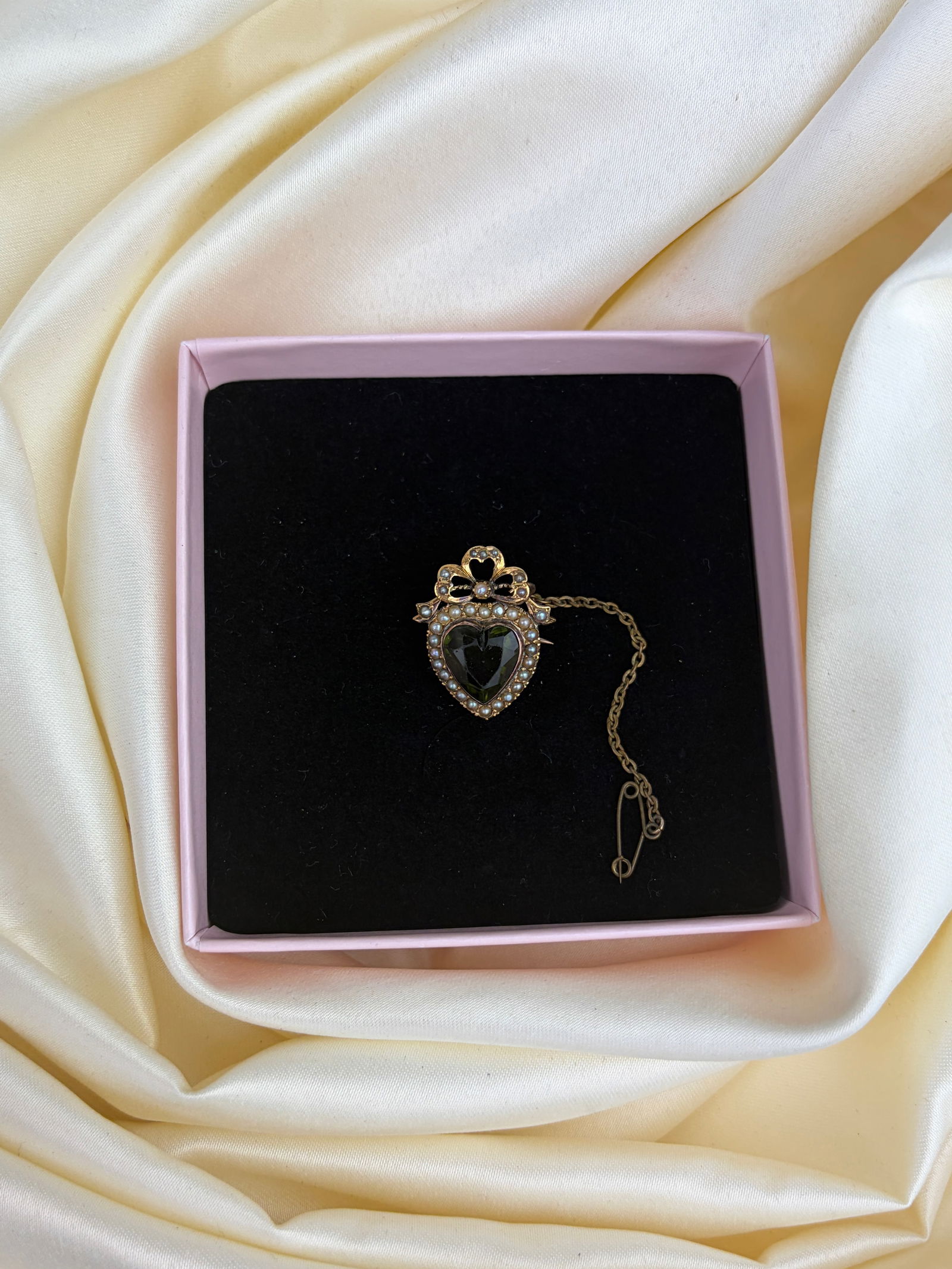 Edwardian 9ct Gold Green Paste and Pearl Heart Brooch - 5