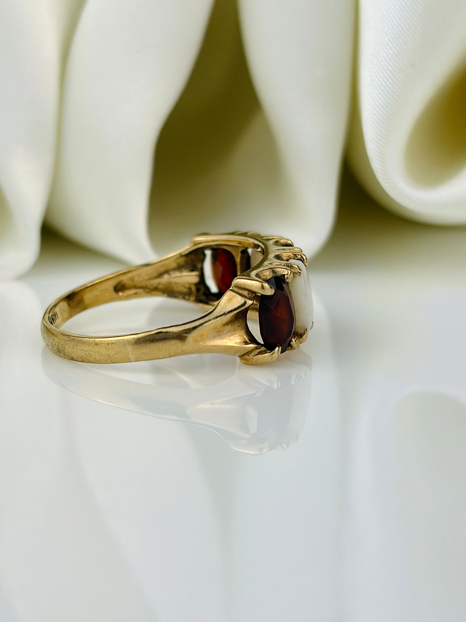 Vintage 9ct Gold Opal and Garnet 5 Stone Ring - 2