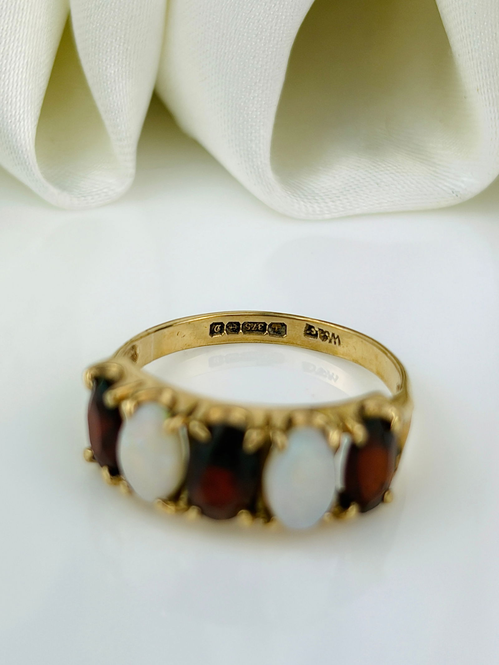 Vintage 9ct Gold Opal and Garnet 5 Stone Ring - 4