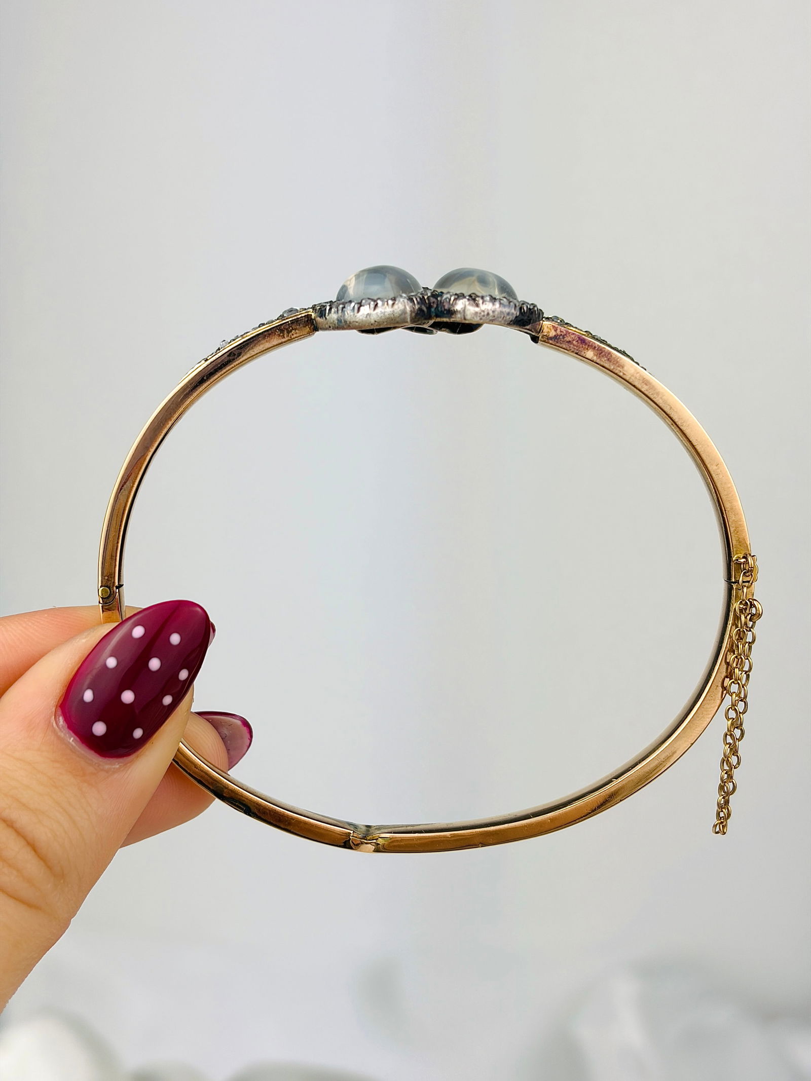 OUTSTANDING LARGE SIZED MOONSTONE AND DIAMOND DOUBLE HEART GOLD BANGLE IN ANTIQUE BOX - 3
