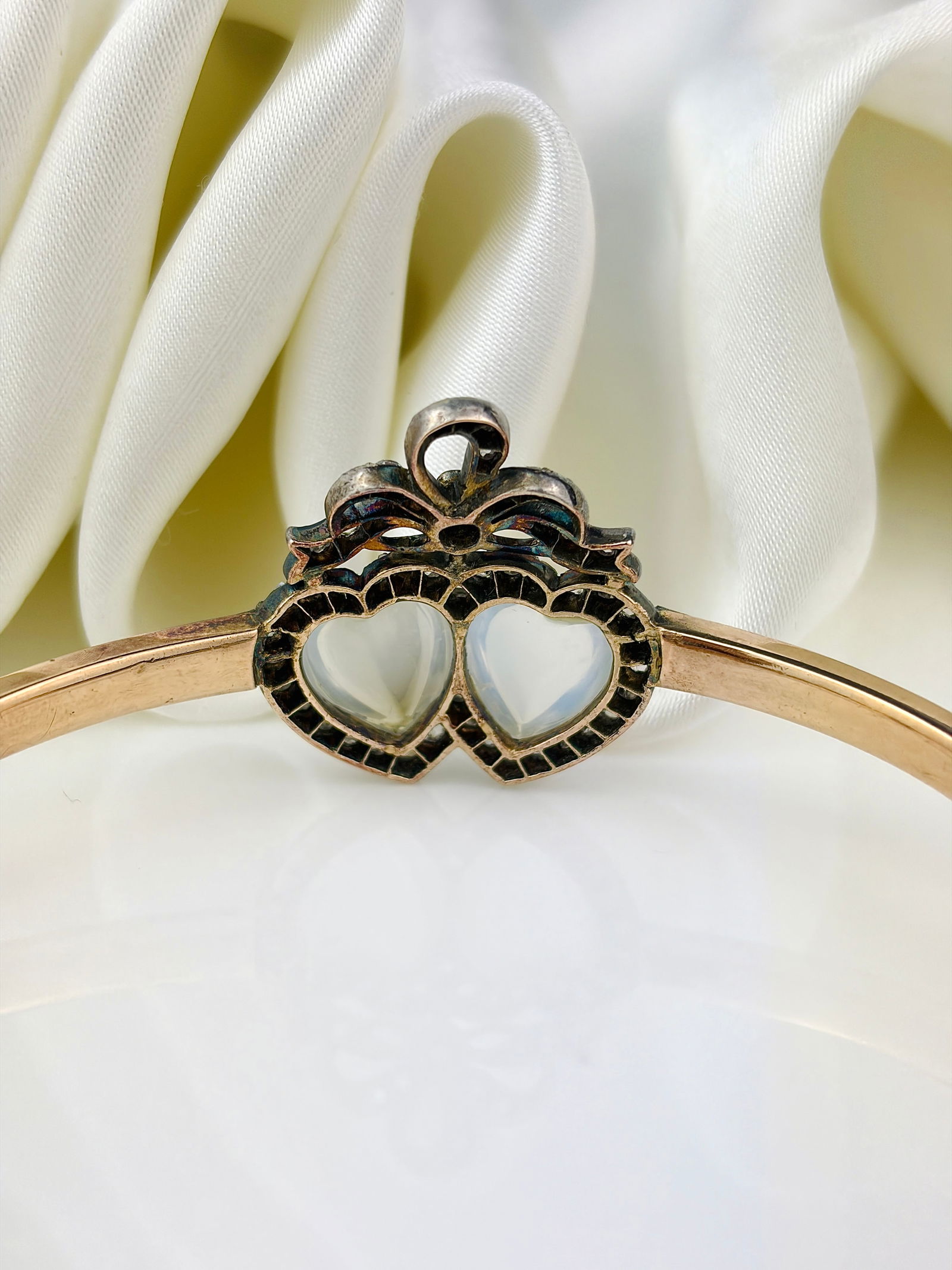 OUTSTANDING LARGE SIZED MOONSTONE AND DIAMOND DOUBLE HEART GOLD BANGLE IN ANTIQUE BOX - 4