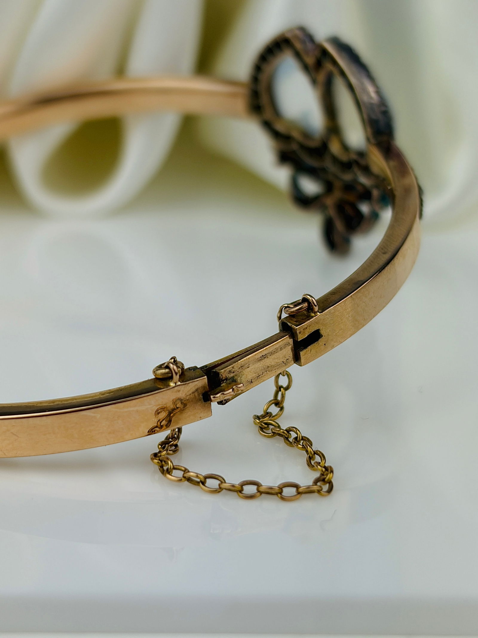 OUTSTANDING LARGE SIZED MOONSTONE AND DIAMOND DOUBLE HEART GOLD BANGLE IN ANTIQUE BOX - 6