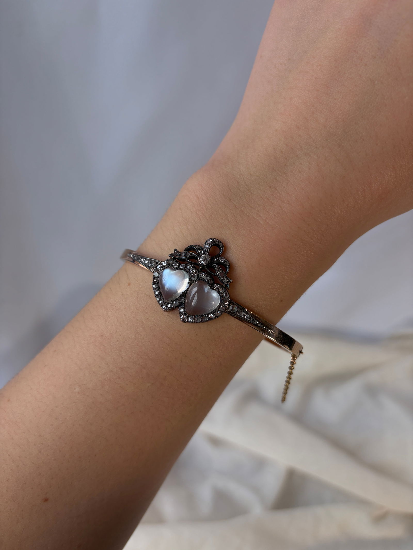 OUTSTANDING LARGE SIZED MOONSTONE AND DIAMOND DOUBLE HEART GOLD BANGLE IN ANTIQUE BOX - 7