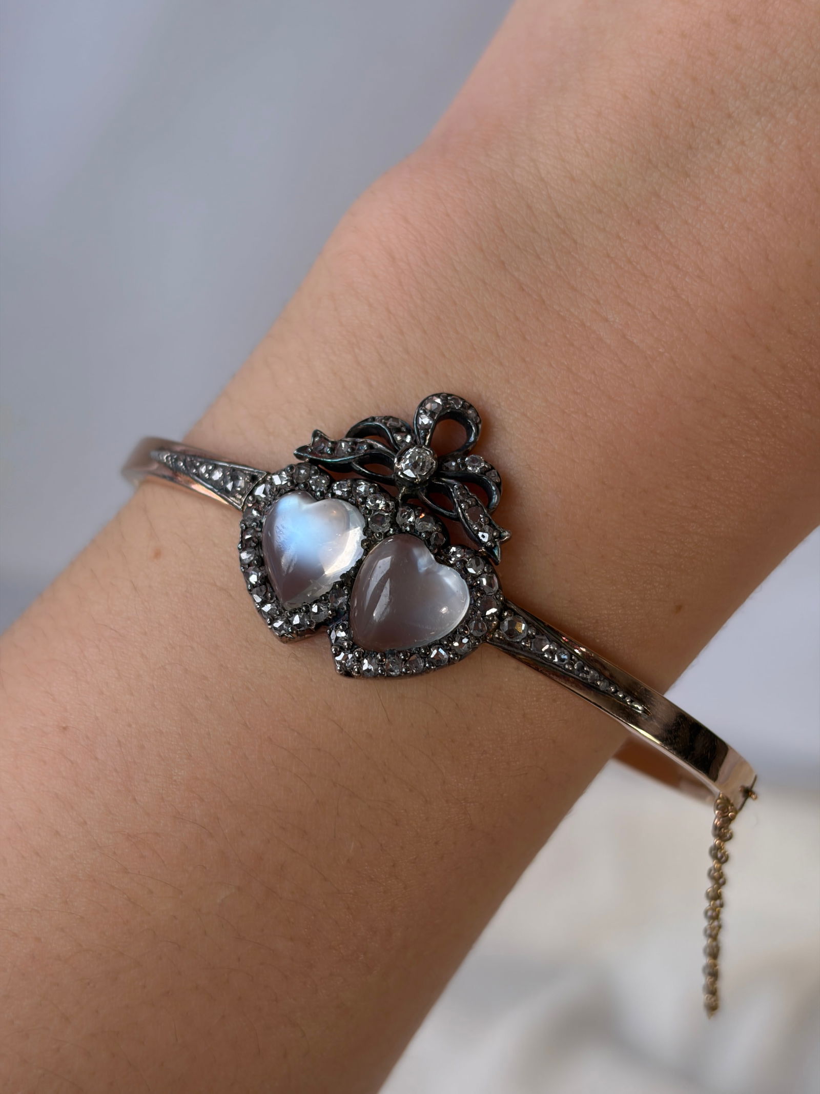 OUTSTANDING LARGE SIZED MOONSTONE AND DIAMOND DOUBLE HEART GOLD BANGLE IN ANTIQUE BOX - 8