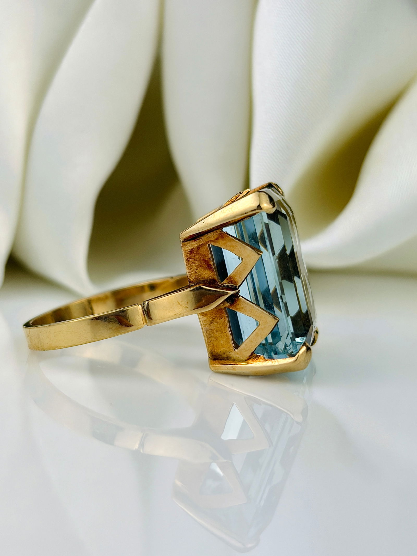 18ct Yellow Gold Large Aquamarine Cocktail Ring - 2
