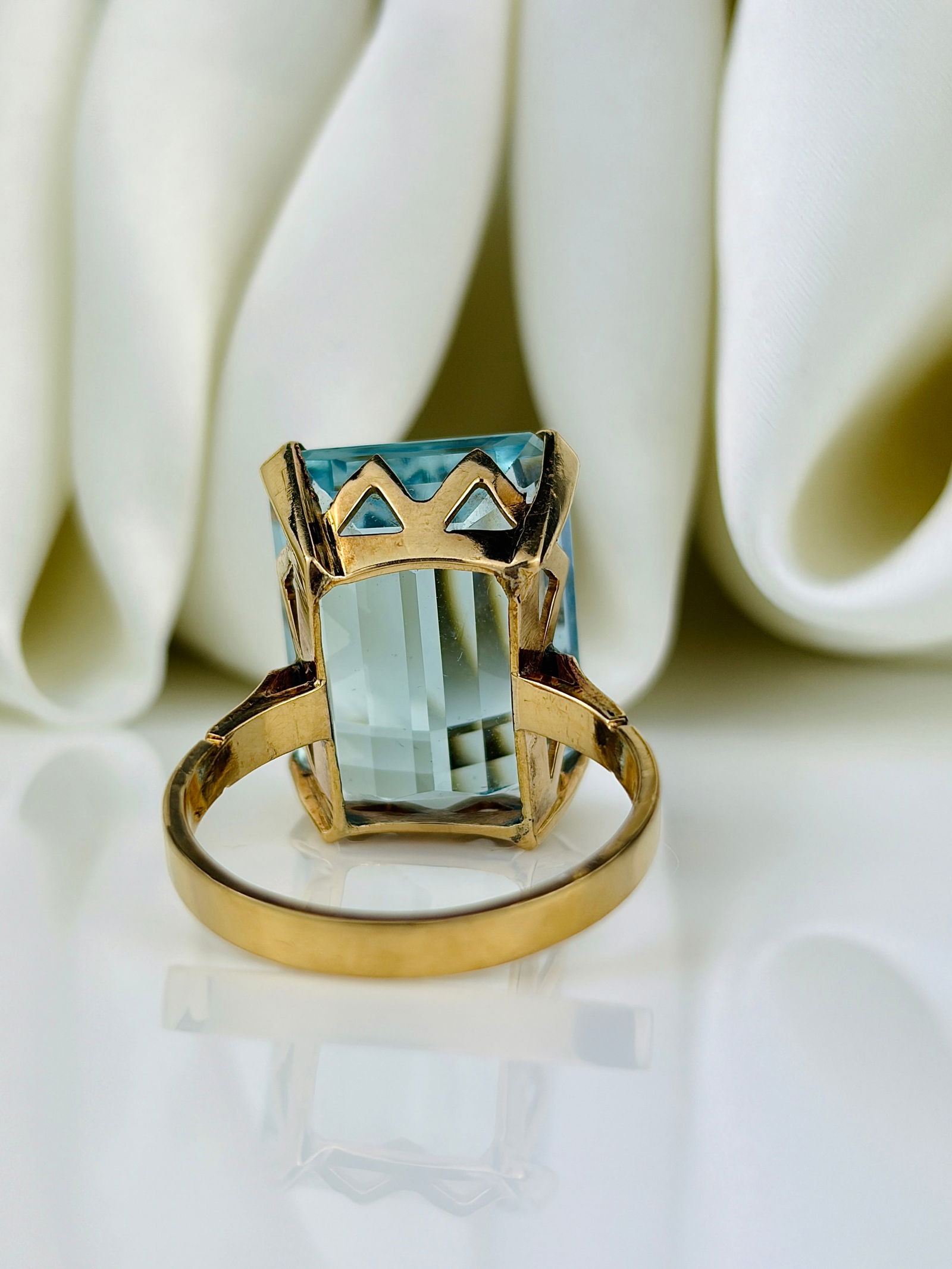 18ct Yellow Gold Large Aquamarine Cocktail Ring - 3
