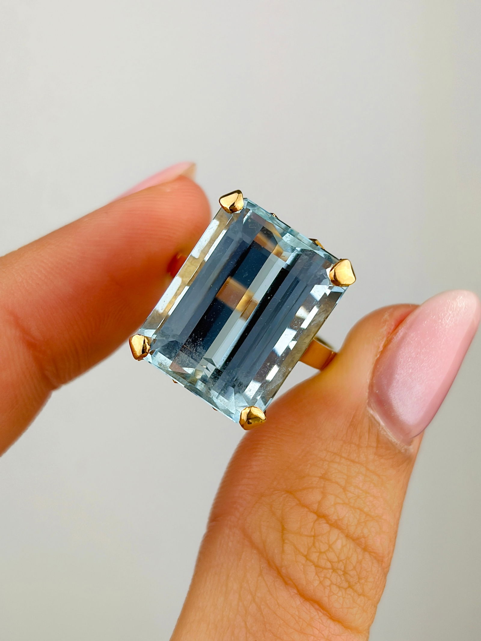 18ct Yellow Gold Large Aquamarine Cocktail Ring - 4