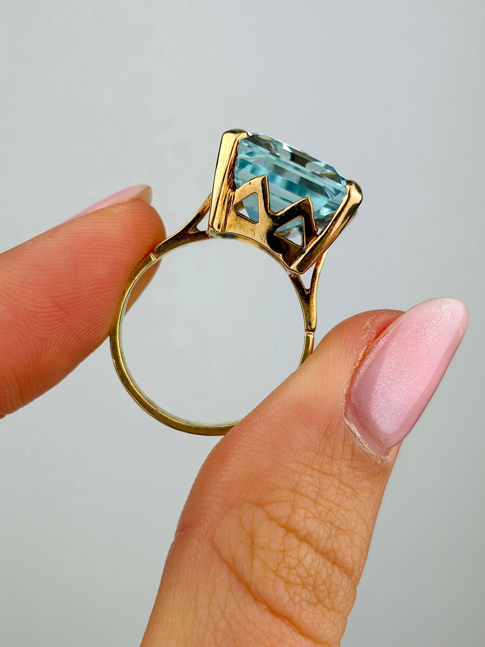 18ct Yellow Gold Large Aquamarine Cocktail Ring - 5