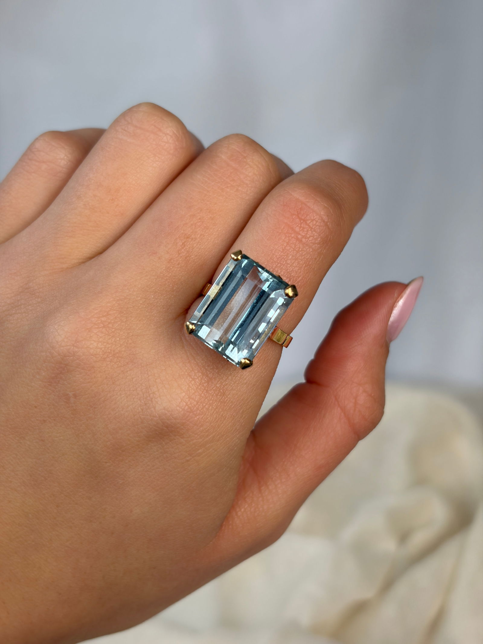 18ct Yellow Gold Large Aquamarine Cocktail Ring - 8