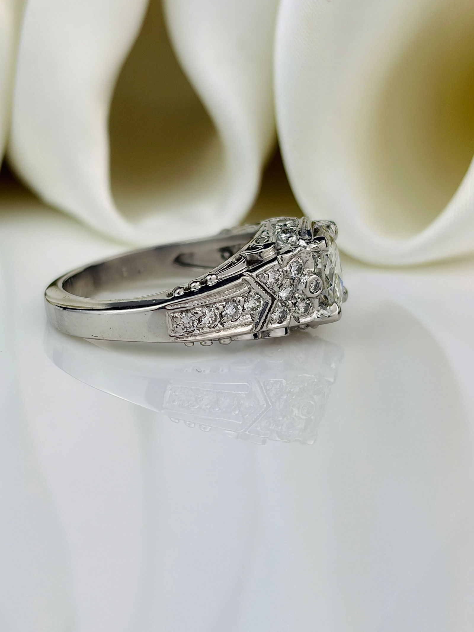 Outstanding ornate 1.50ct Diamond and Platinum Solitaire Ring with diamond shoulders - 2