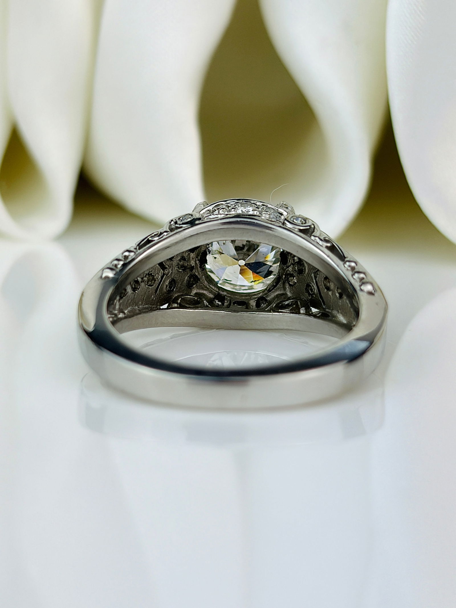 Outstanding ornate 1.50ct Diamond and Platinum Solitaire Ring with diamond shoulders - 3