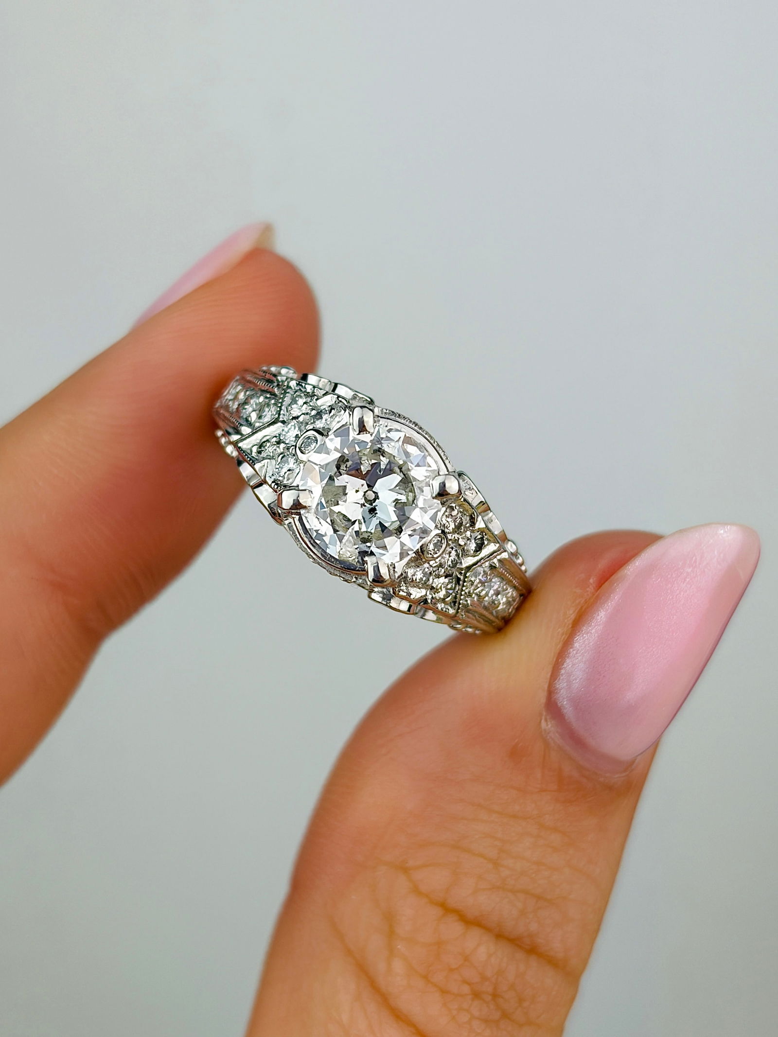 Outstanding ornate 1.50ct Diamond and Platinum Solitaire Ring with diamond shoulders - 5