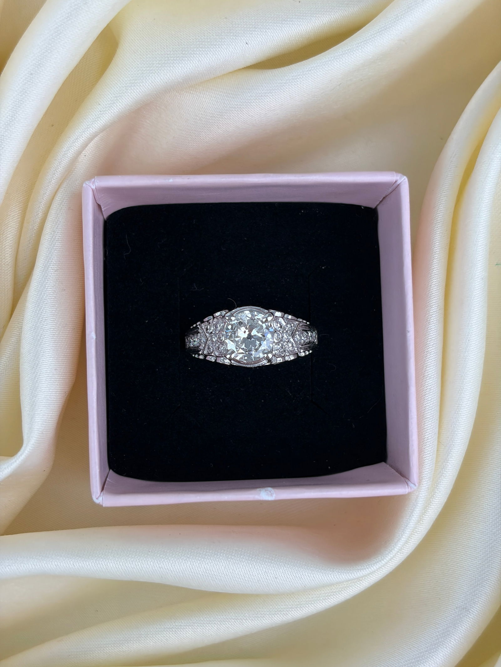 Outstanding ornate 1.50ct Diamond and Platinum Solitaire Ring with diamond shoulders - 7