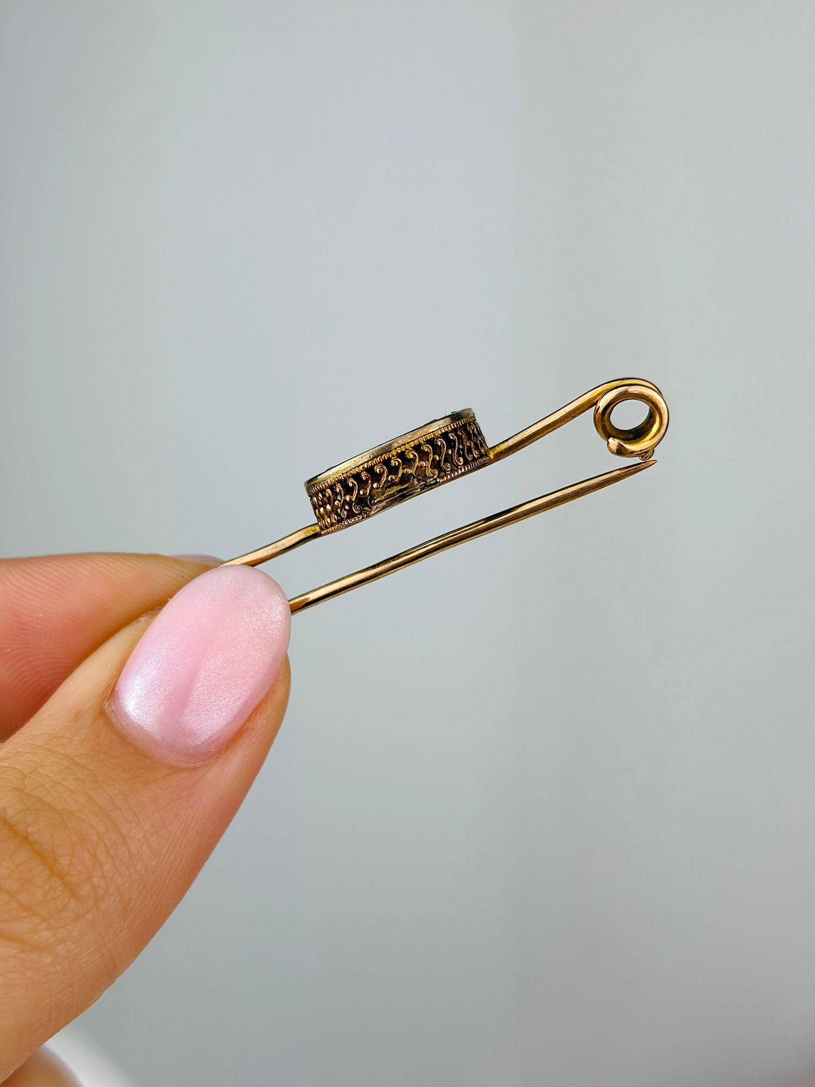 Antique Gold Sapphire and Diamond Horseshoe Safety Pin Brooch in Gold - 2