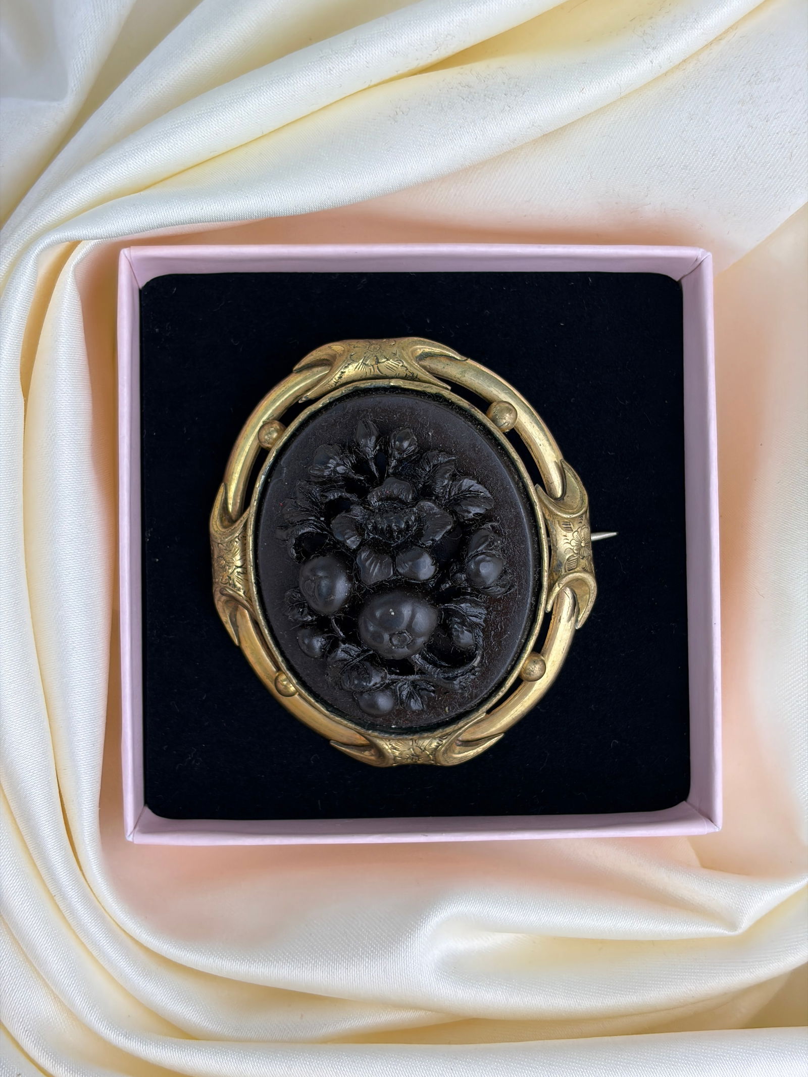 Large antique carved brooch - 5