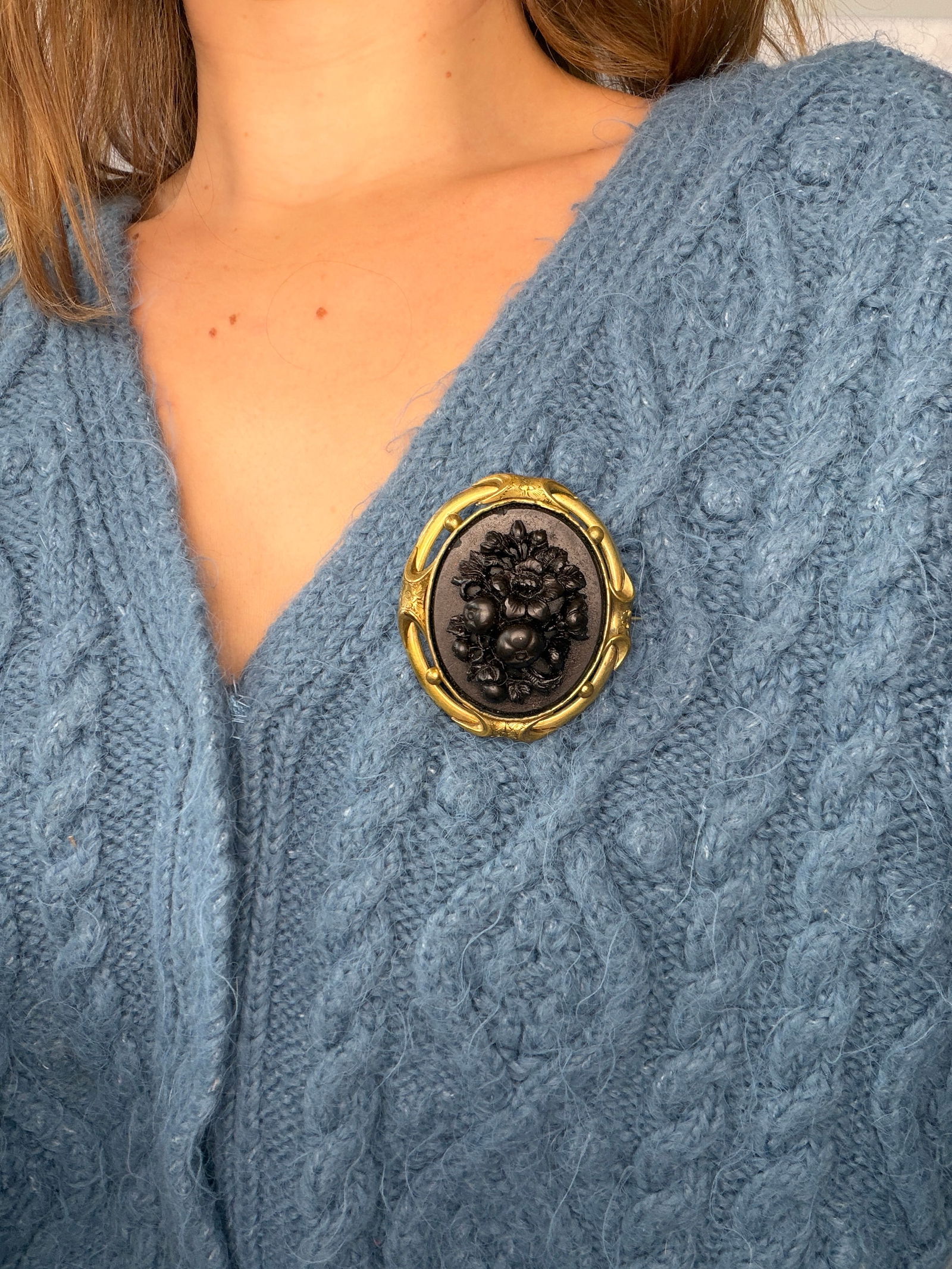 Large antique carved brooch - 6