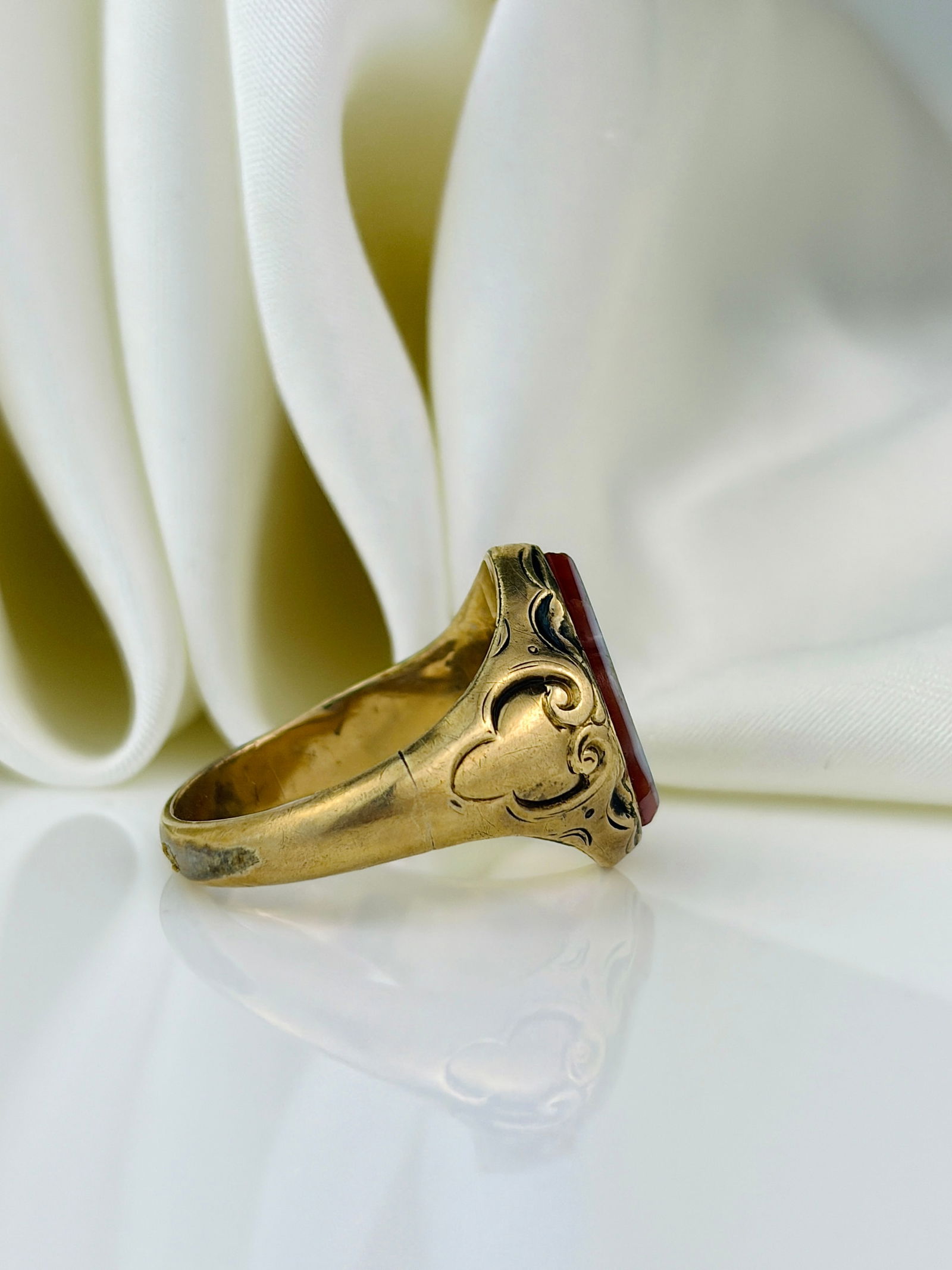 antique gold sardonyx signet style ring - 2