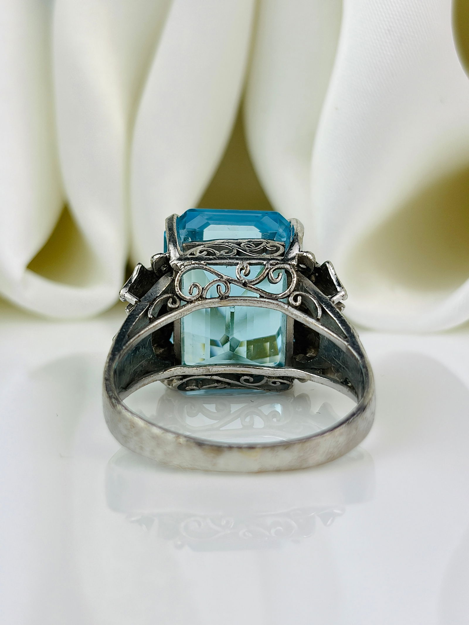 Giant Vintage Blue Topaz and Diamond 18 Carat White Gold Ring - 3