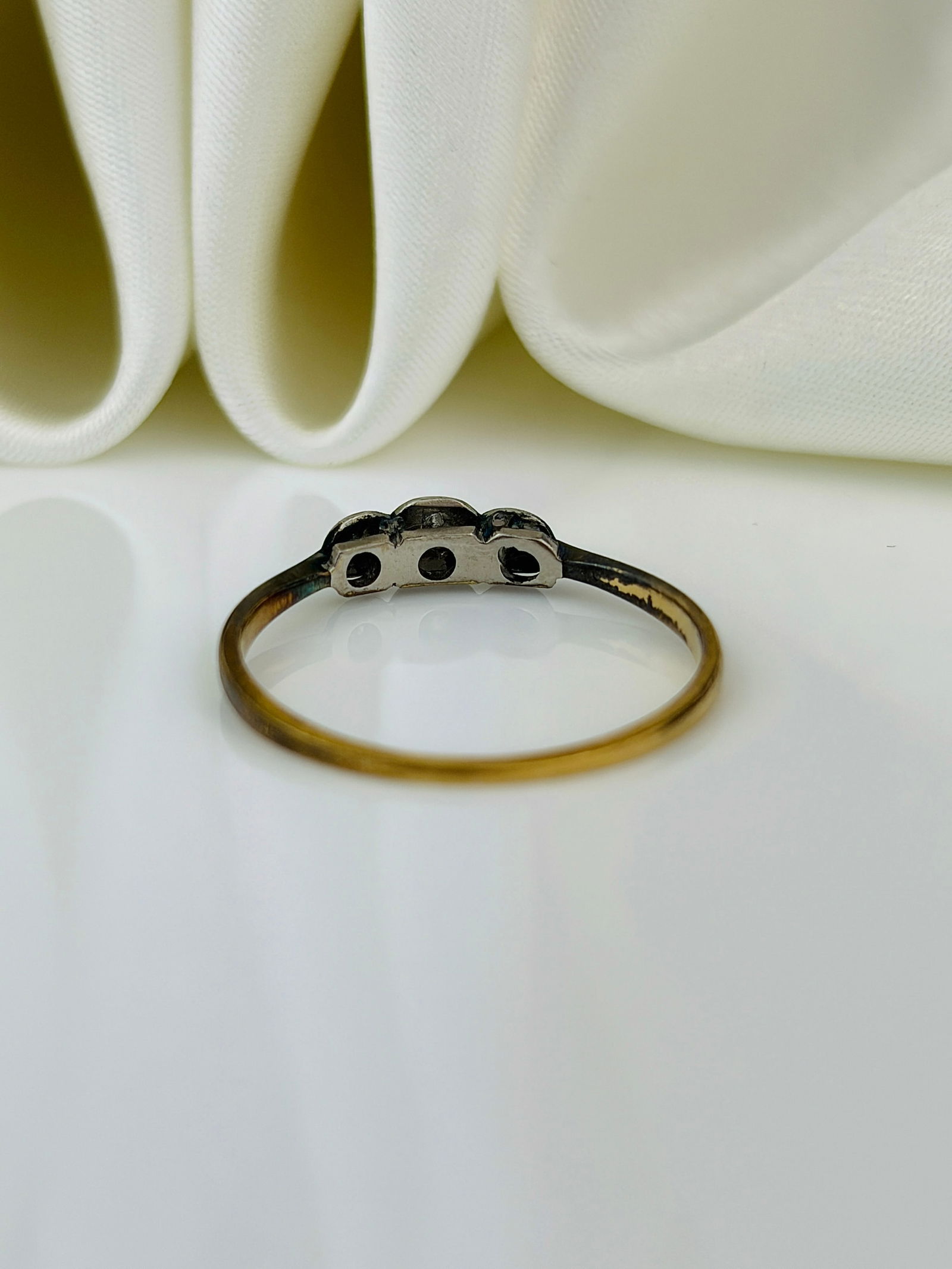 antique 18ct yellow gold and platinum diamond 3 stone ring - 3