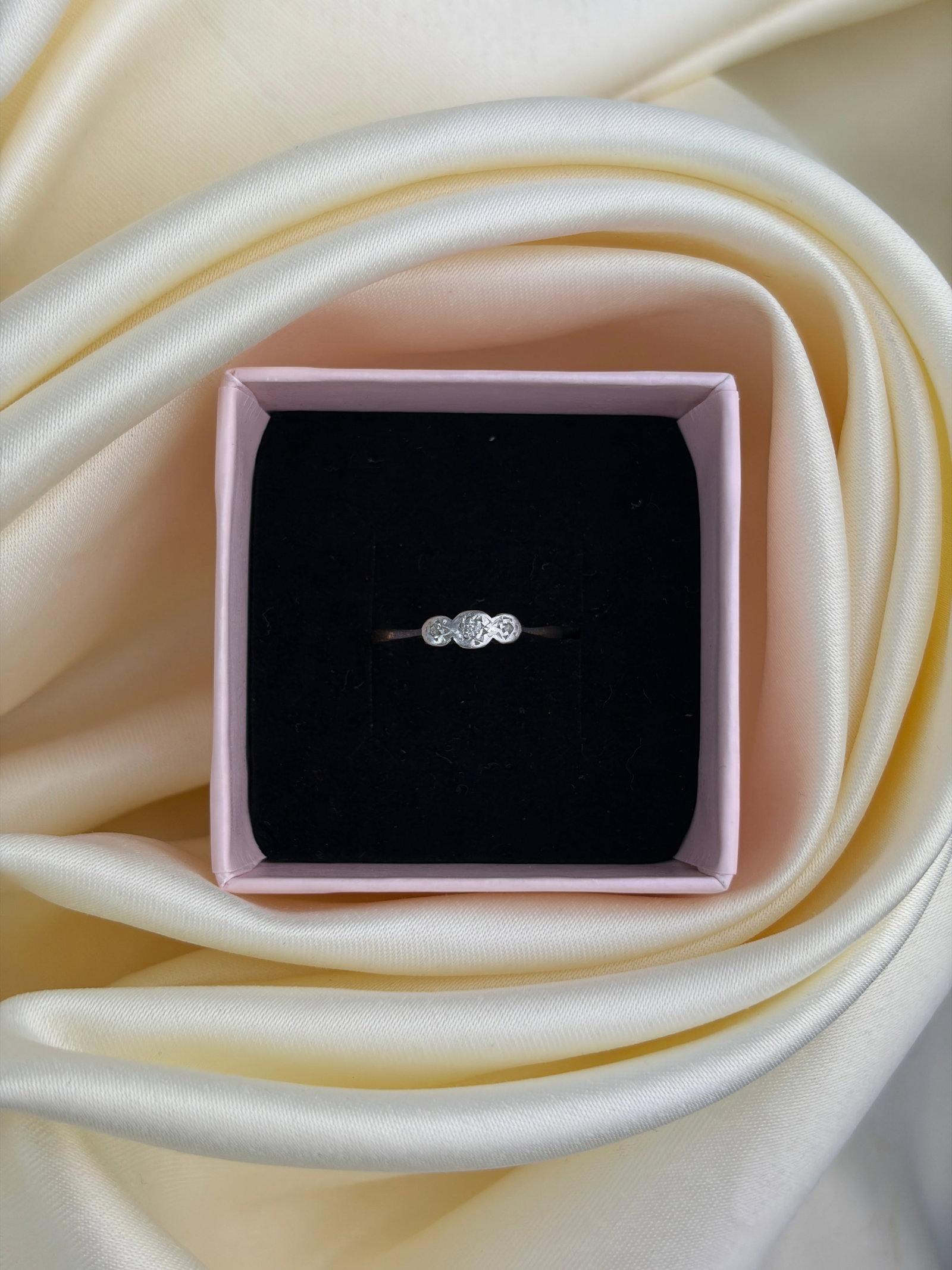 antique 18ct yellow gold and platinum diamond 3 stone ring - 9