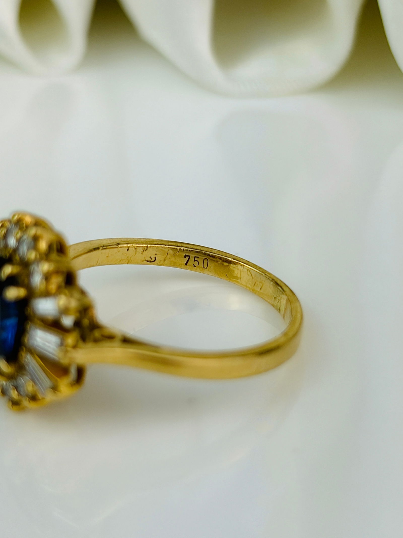 Incredible Certified Natural 1.25ct Sapphire and Diamond 18 Carat Gold Cluster Ring - 4