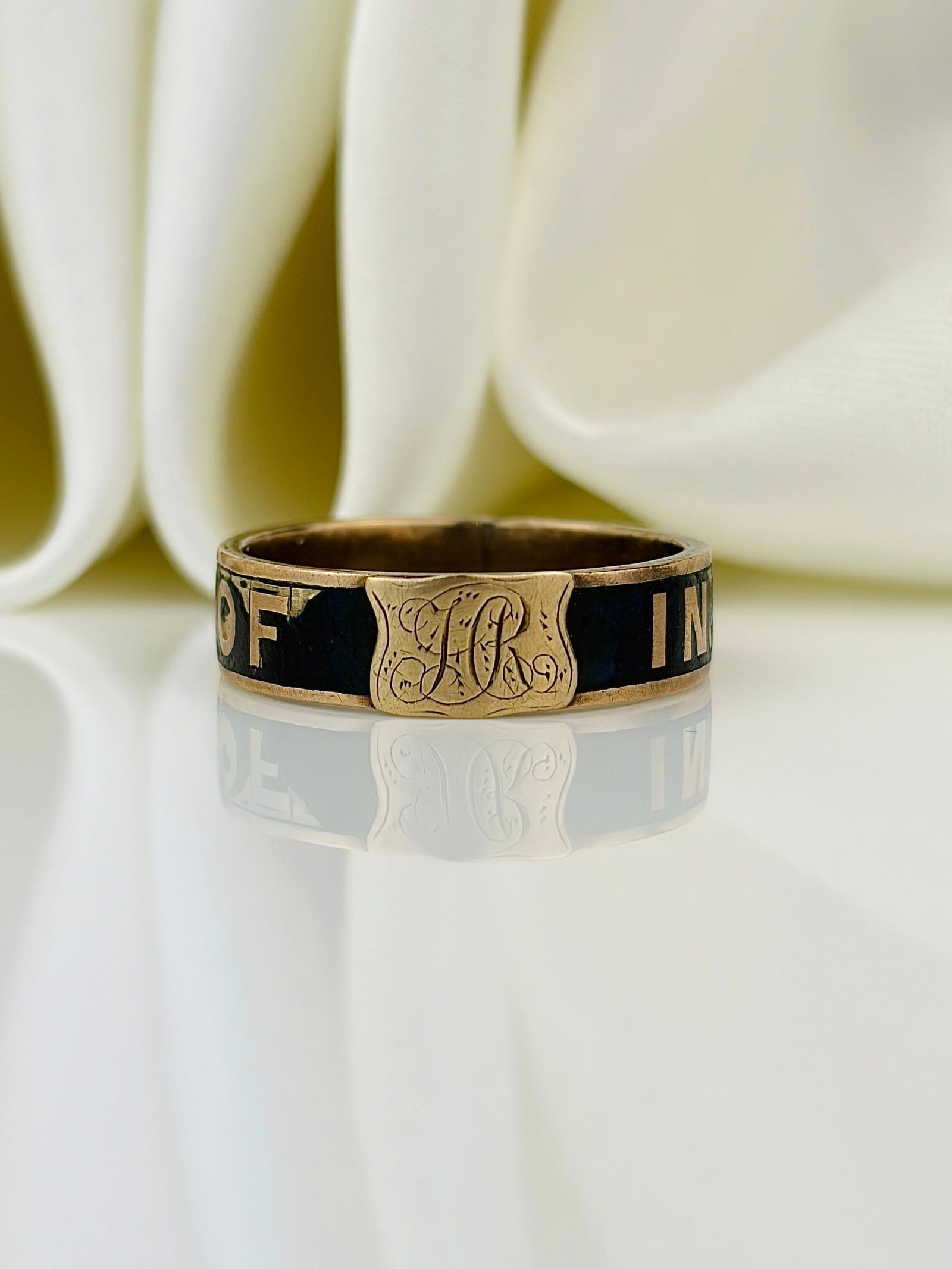 antique black enamel 18ct yellow gold "in memory of band ring: antique black enamel 18ct yellow gold "in memory of band ring Weight: 2.31g Size: UK L1/2, US 6.25, Width 4mm, height off finger 1mm Materials: 18ct gold Hallmarks: None