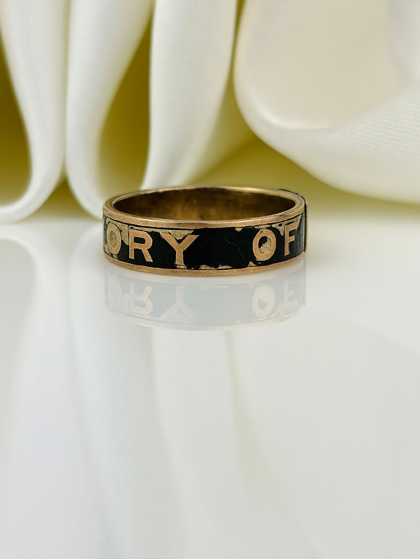 antique black enamel 18ct yellow gold "in memory of band ring - 2