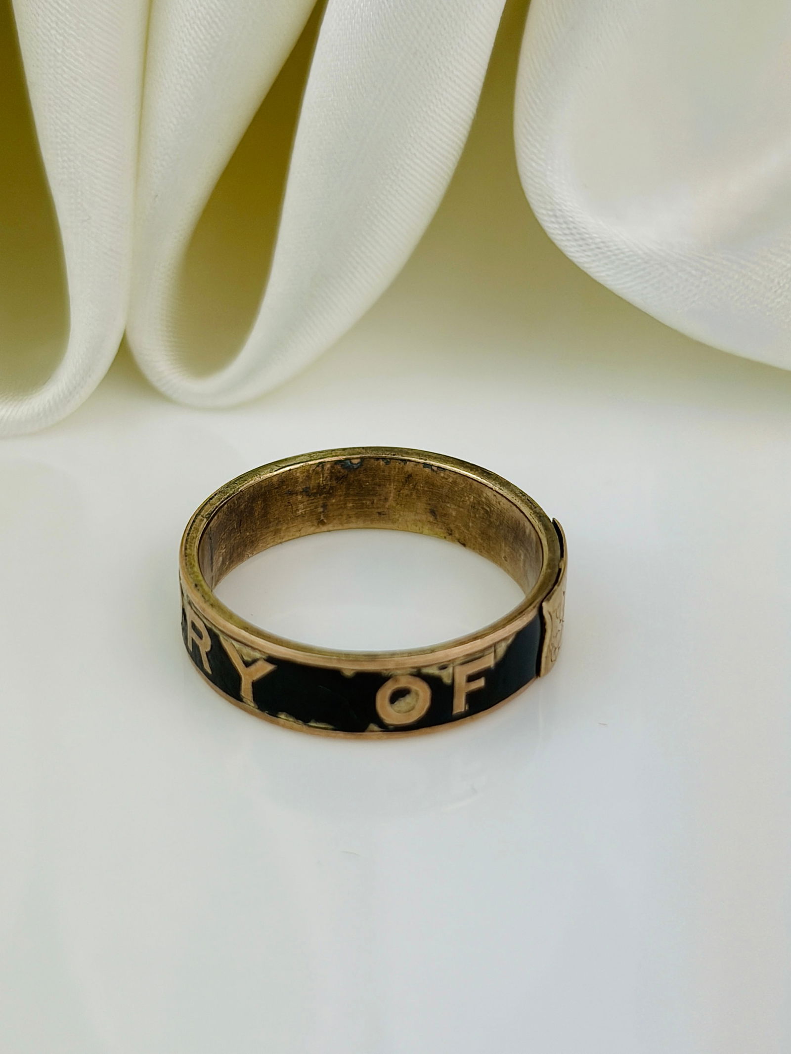antique black enamel 18ct yellow gold "in memory of band ring - 4