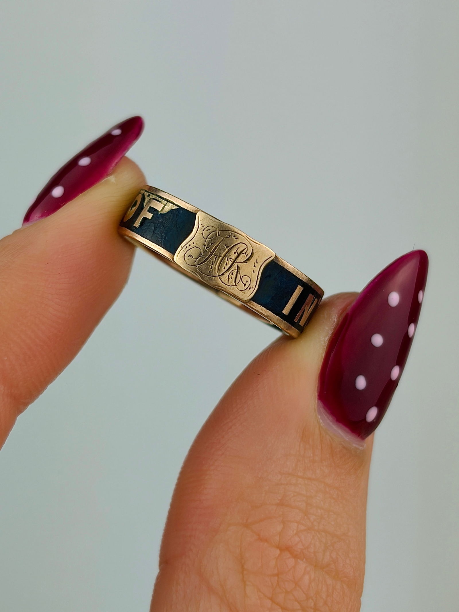 antique black enamel 18ct yellow gold "in memory of band ring - 5