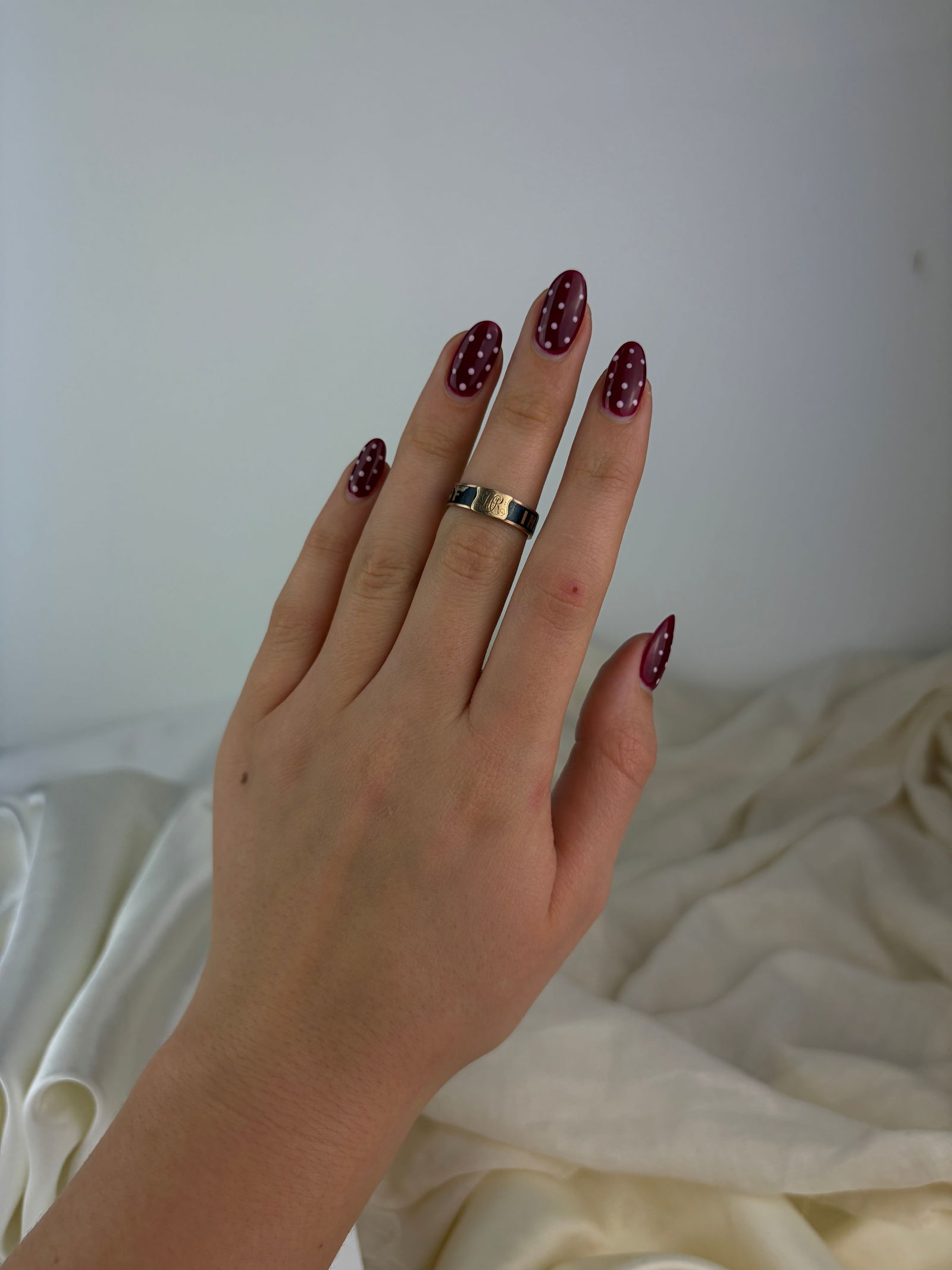 antique black enamel 18ct yellow gold "in memory of band ring - 7