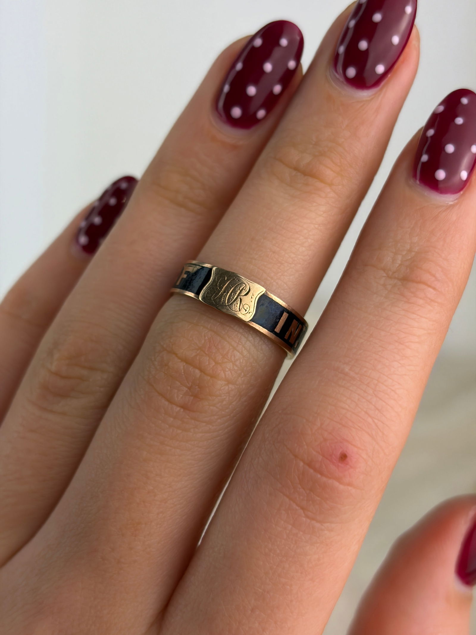 antique black enamel 18ct yellow gold "in memory of band ring - 8