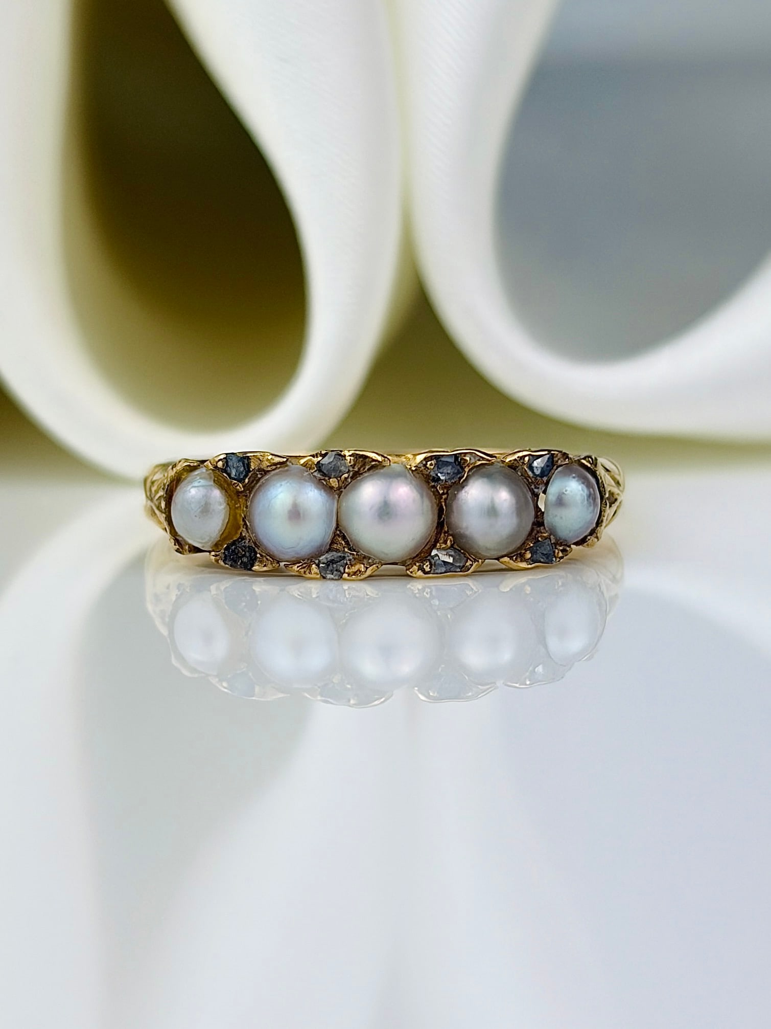 antique 18ct yellow gold pearl and diamond 5 stone ring: antique 18ct yellow gold pearl and diamond 5 stone ring Prettiest of pearls and diamond points! Weight: 2.4g Size: UK N, US 7, Width 4mm, height off finger 3mm Materials: 18ct