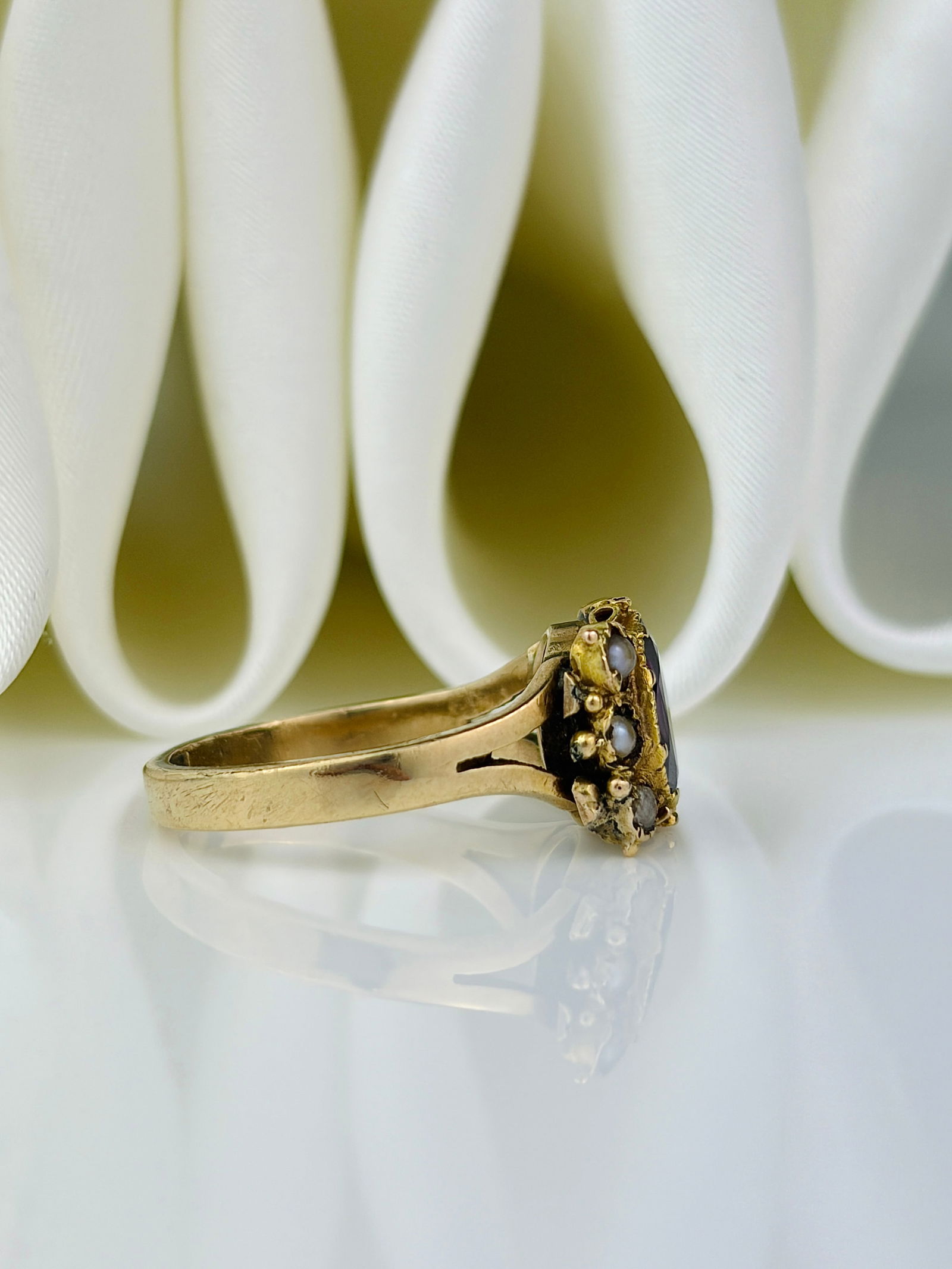 chunky antique 9ct gold flat cut garnet and pearl ring - 2