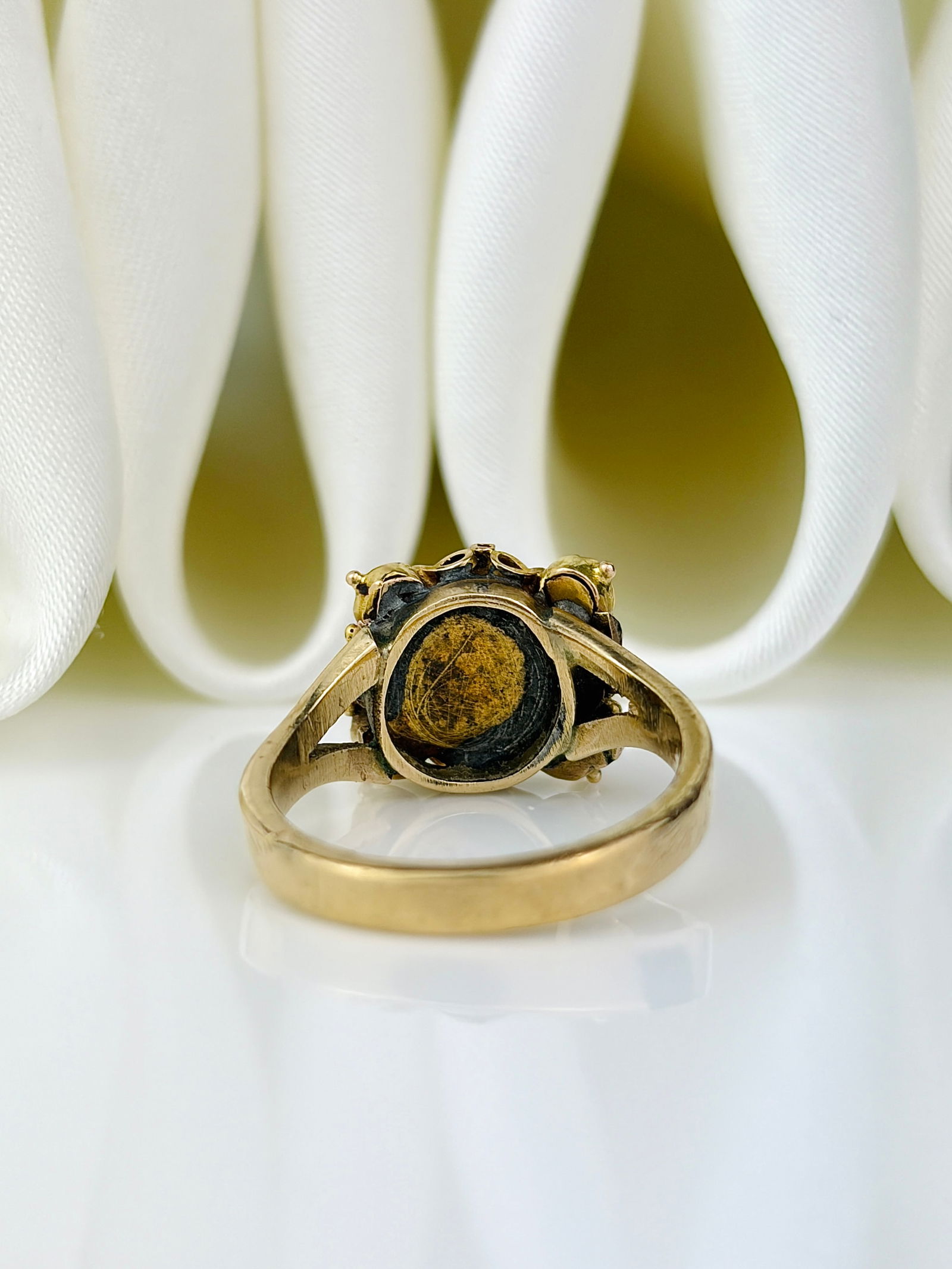 chunky antique 9ct gold flat cut garnet and pearl ring - 3