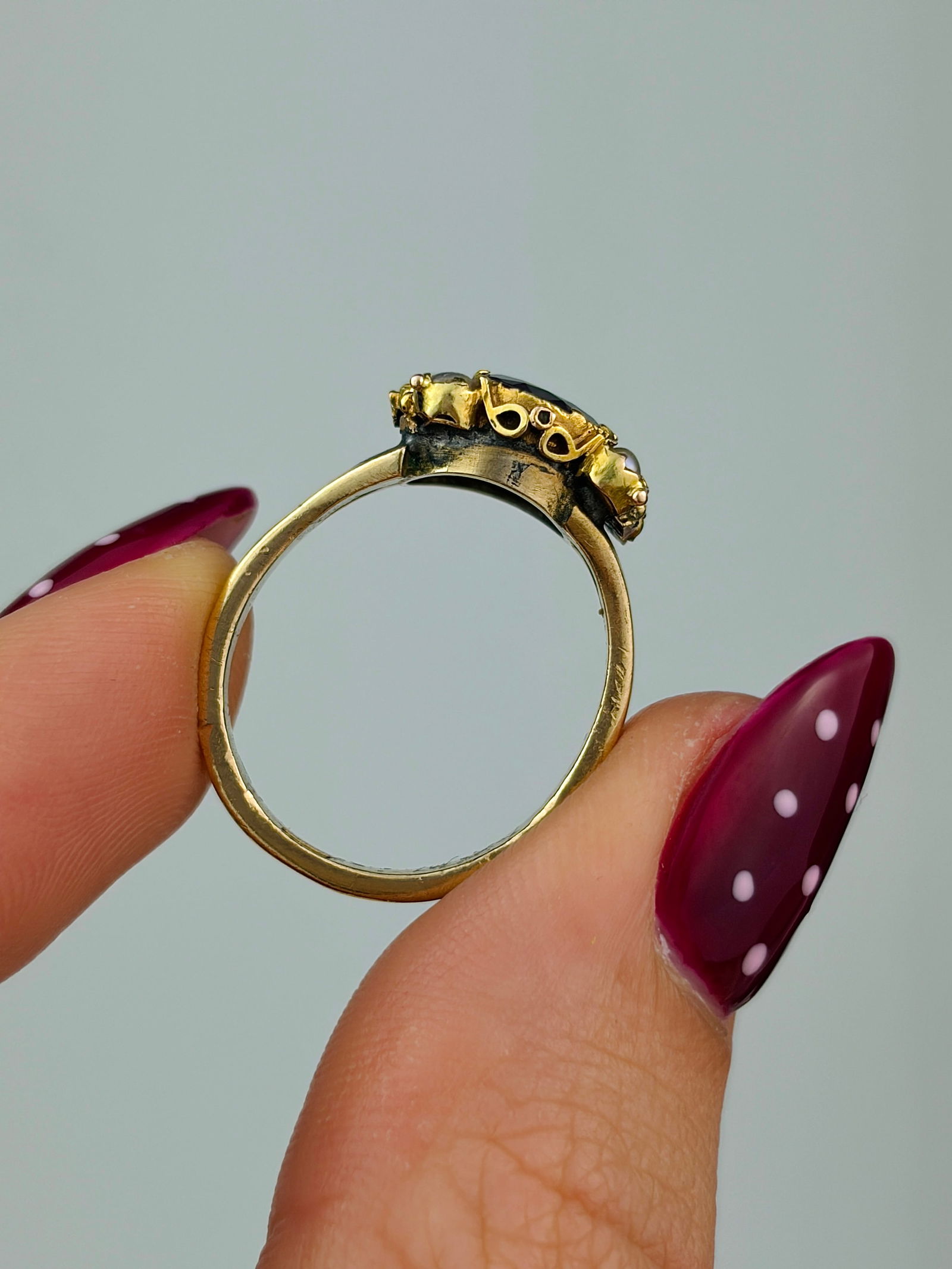 chunky antique 9ct gold flat cut garnet and pearl ring - 6