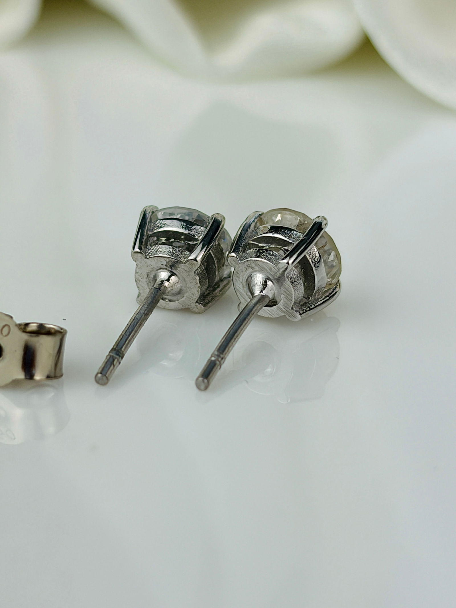 1.50cts Diamond and 18 Carat White Gold Stud Earrings - 3