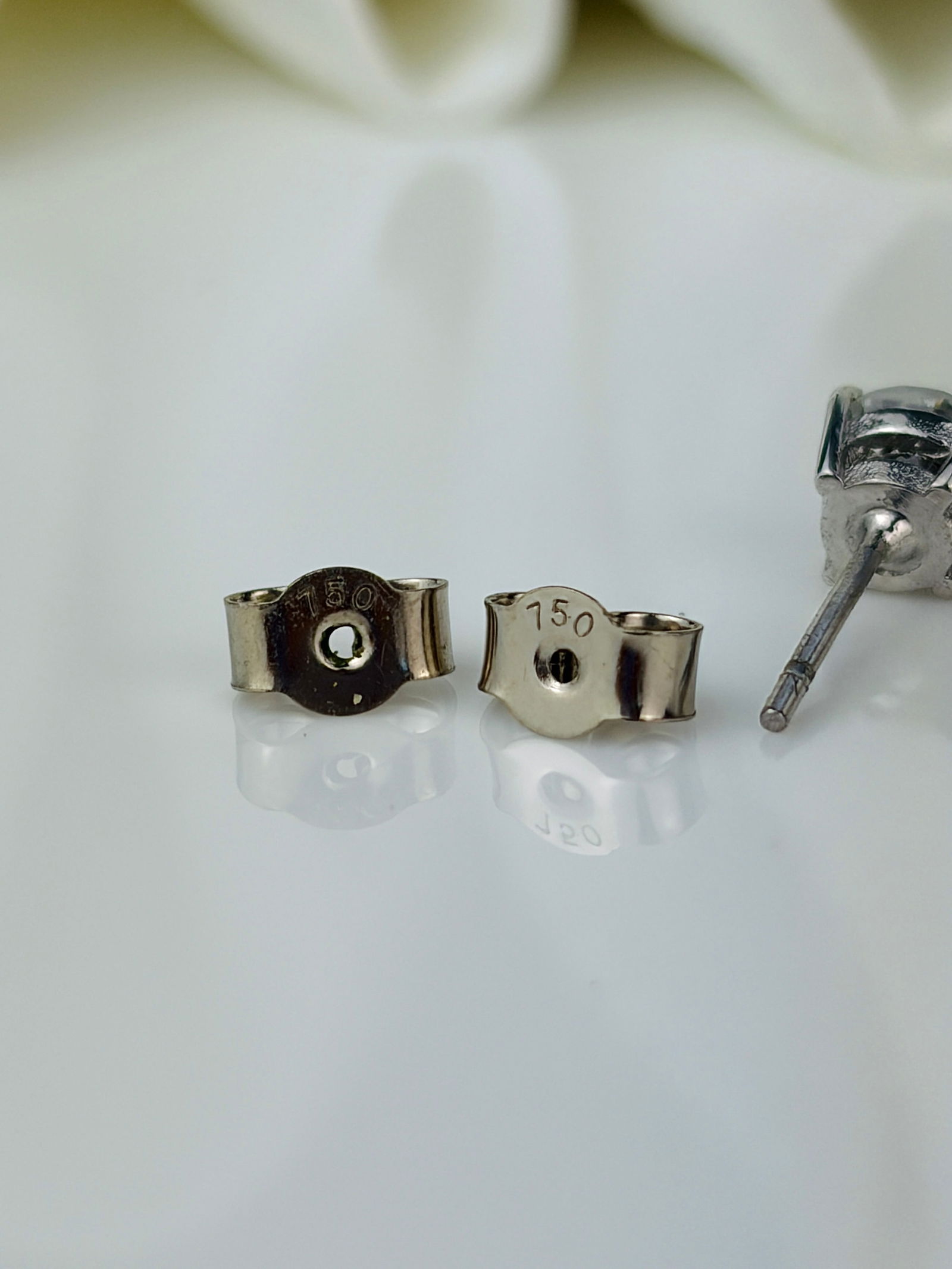 1.50cts Diamond and 18 Carat White Gold Stud Earrings - 4