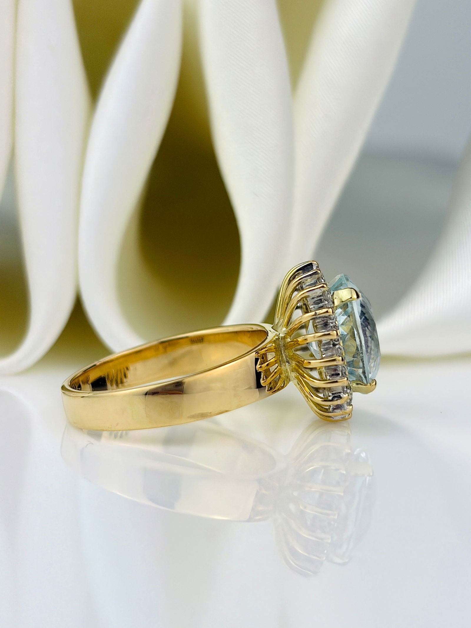 chunky 18ct yellow gold 4.18ct aquamarine and diamond ring - 2