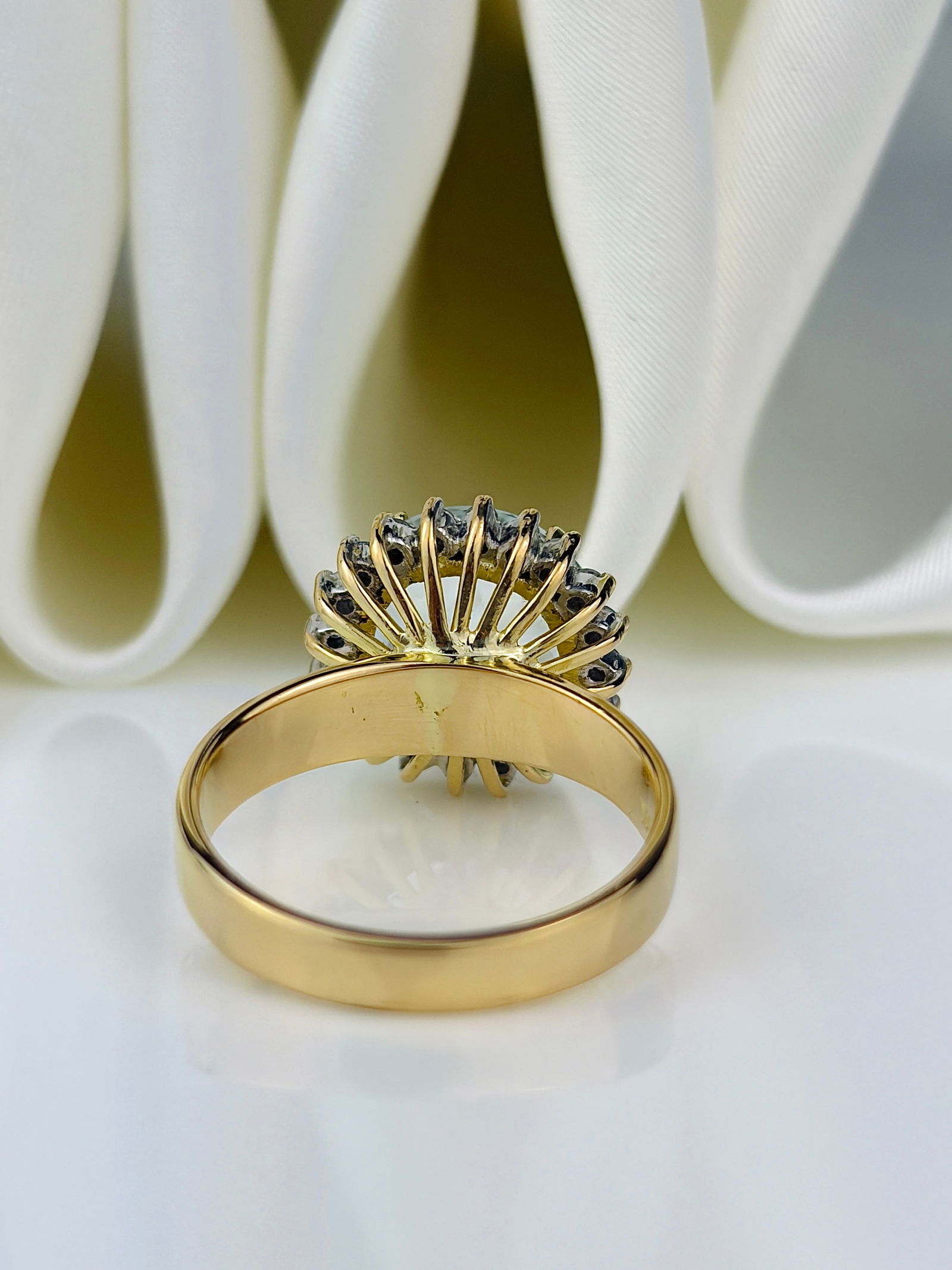 chunky 18ct yellow gold 4.18ct aquamarine and diamond ring - 3