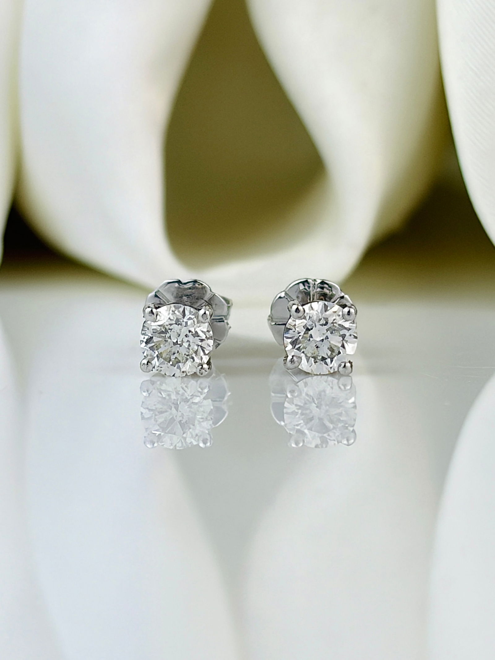 Classic Diamond and 18 Carat White Gold Stud Earrings - 3