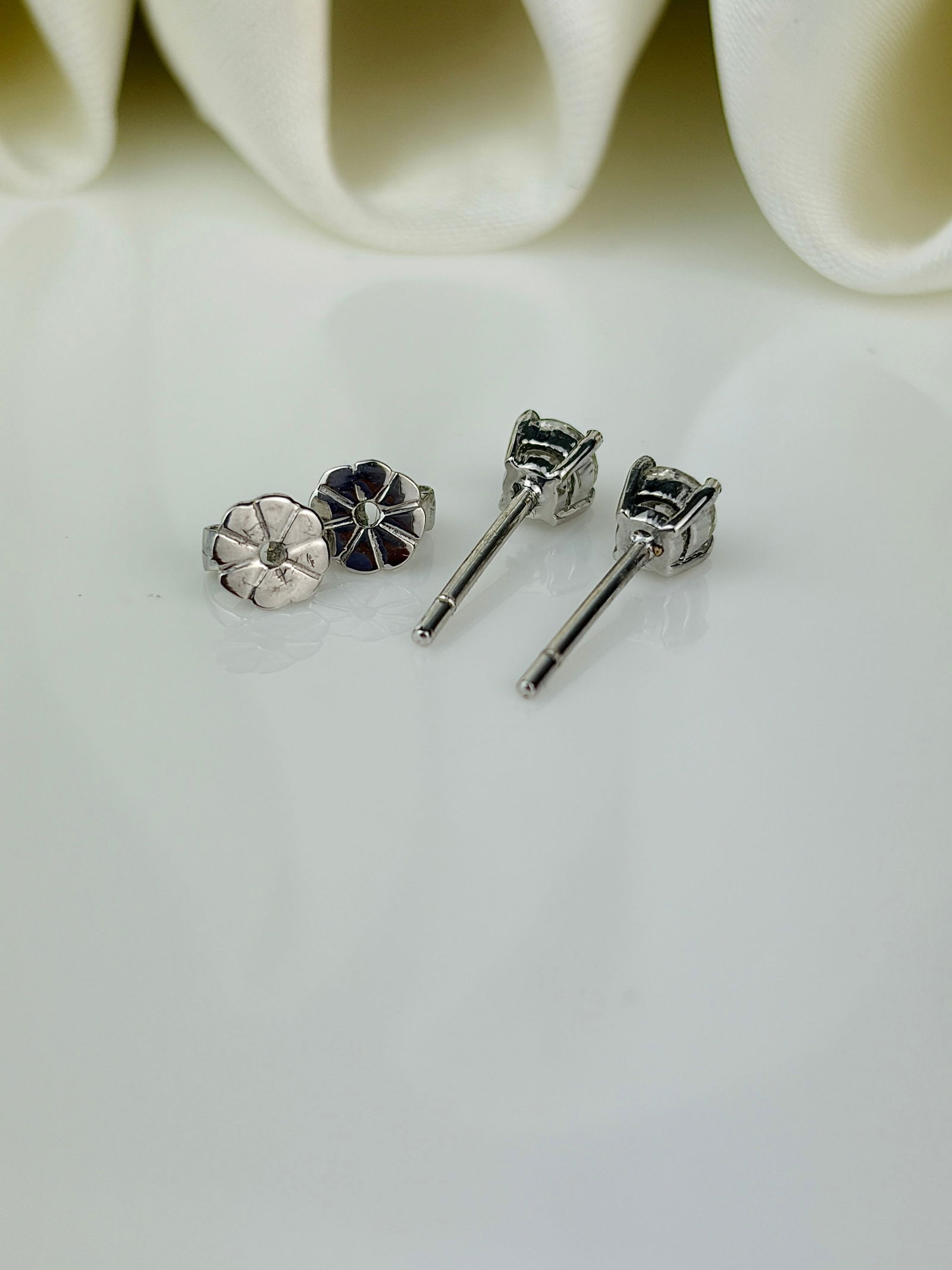 Classic Diamond and 18 Carat White Gold Stud Earrings - 5