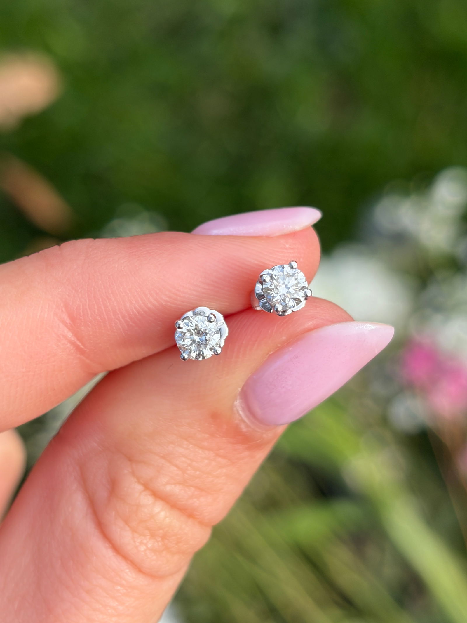 Classic Diamond and 18 Carat White Gold Stud Earrings - 9